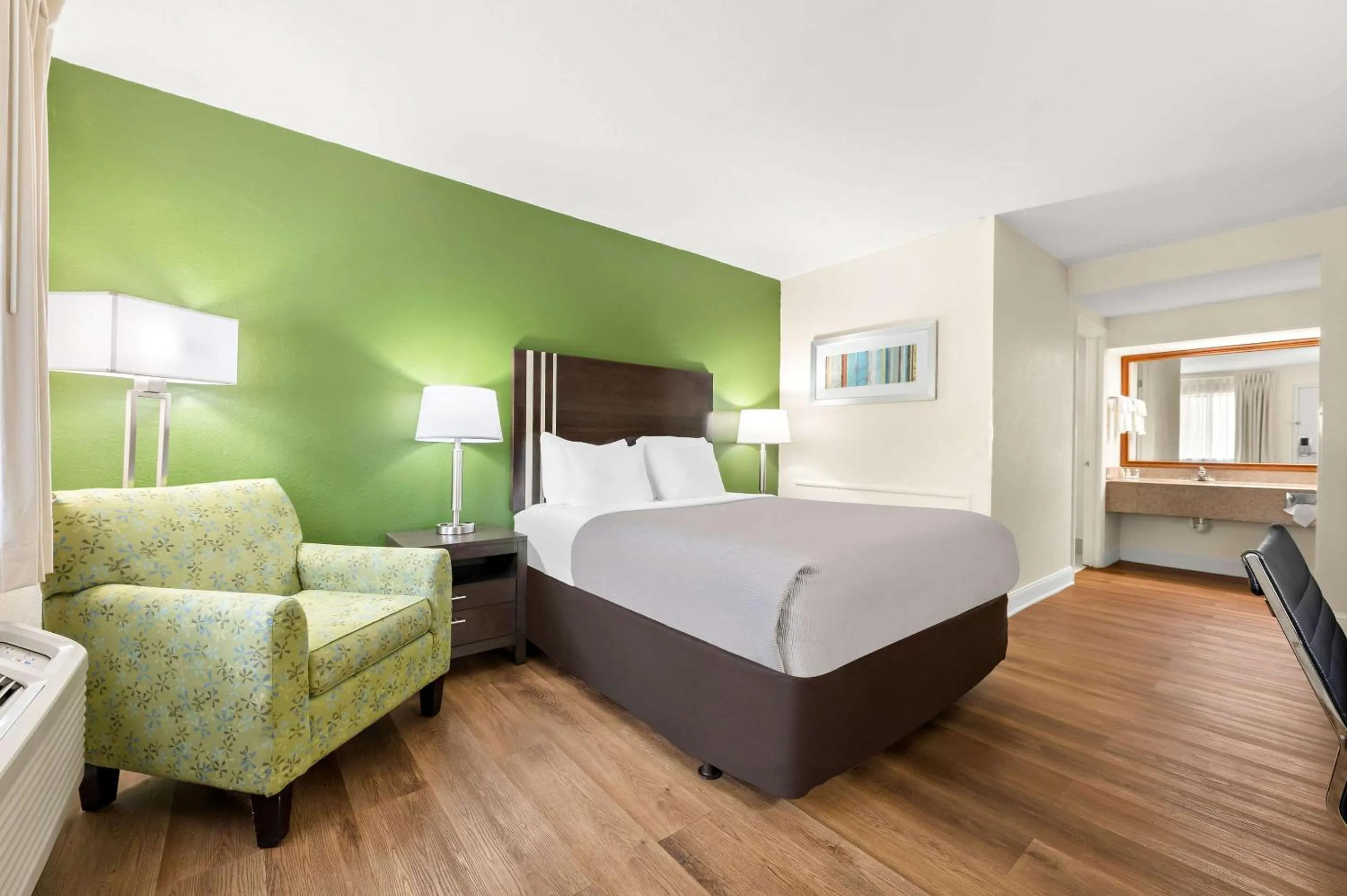 King Room - Upper Floor/Non-Smoking in Quality Inn Pelham I-65 exit 246