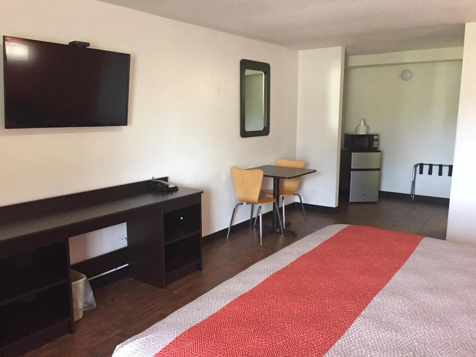 Deluxe King Room - single occupancy - Smoking in Motel 6-Waco, TX