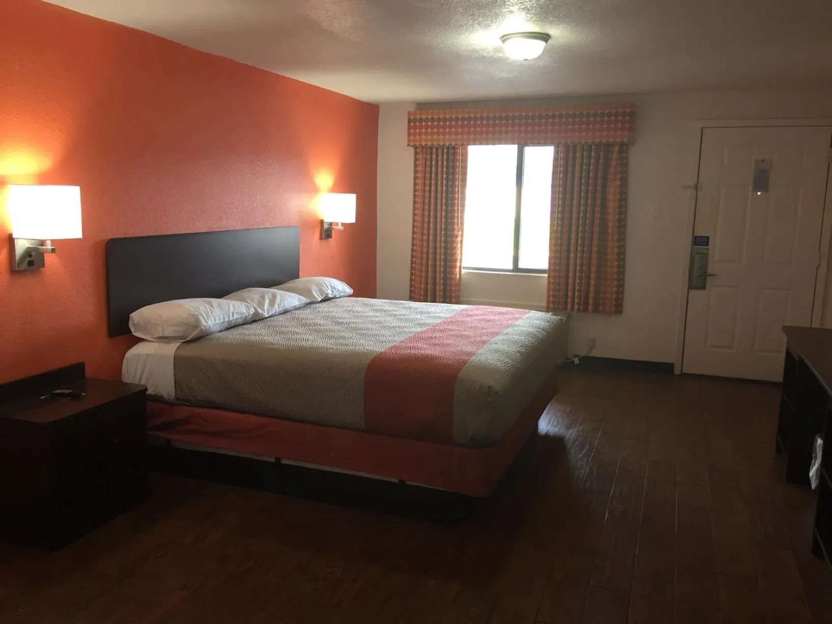 Deluxe King Room - single occupancy - Non-Smoking in Motel 6-Waco, TX