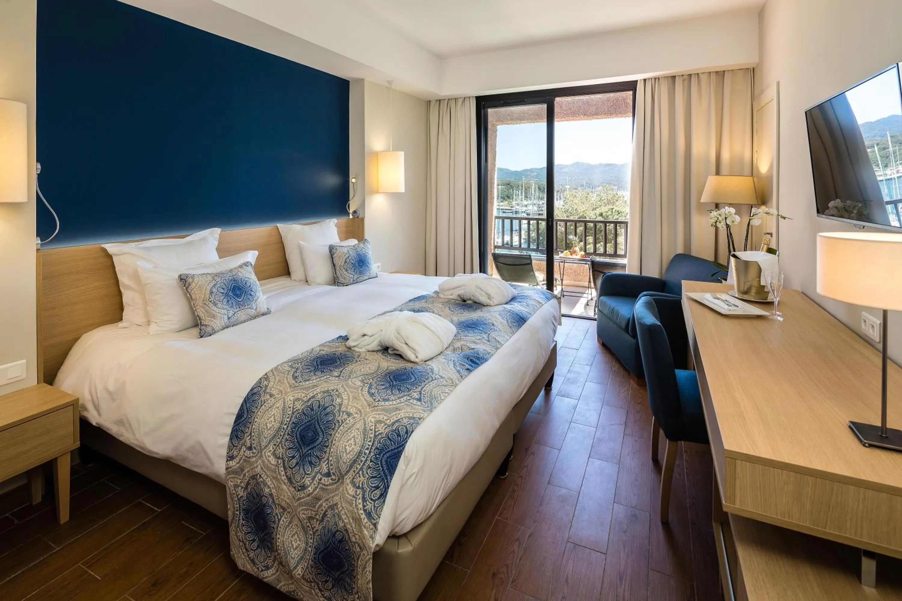 Superior Double Room with Terrace in Hôtel Helios & SPA - Ile des Embiez