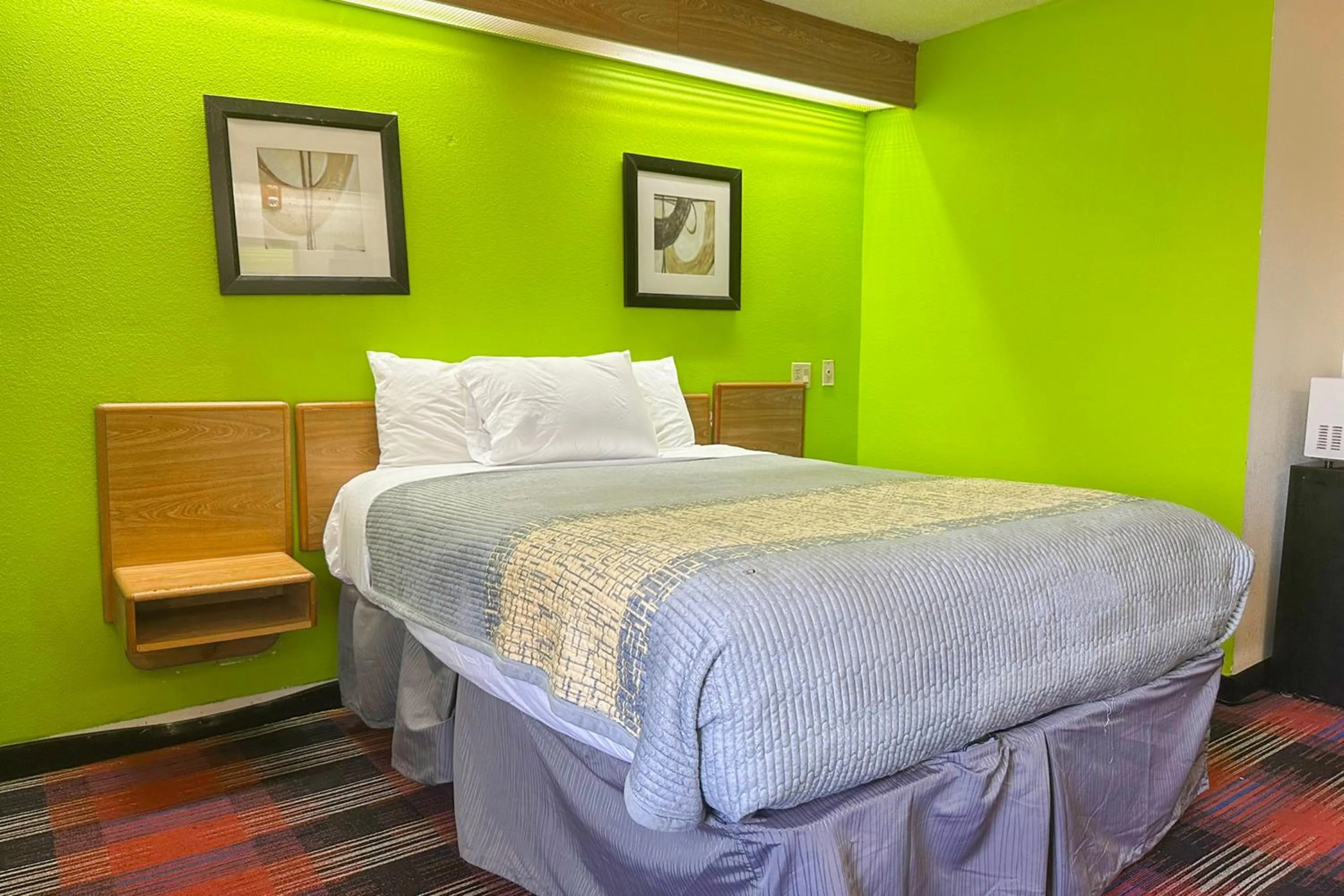 King Bed Non-Smoking in Classic Inn By OYO I- 240 Near Memphis Airport