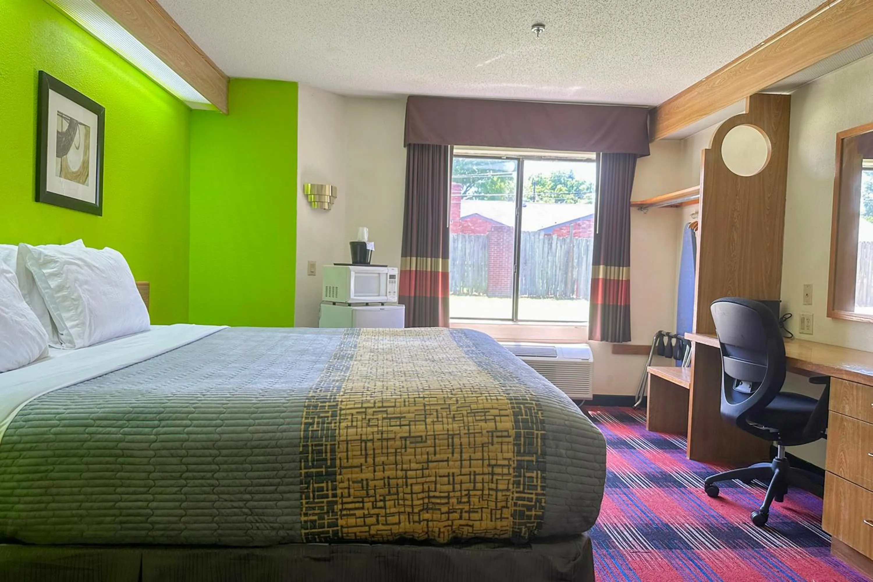 King Bed Smoking in Classic Inn By OYO I- 240 Near Memphis Airport