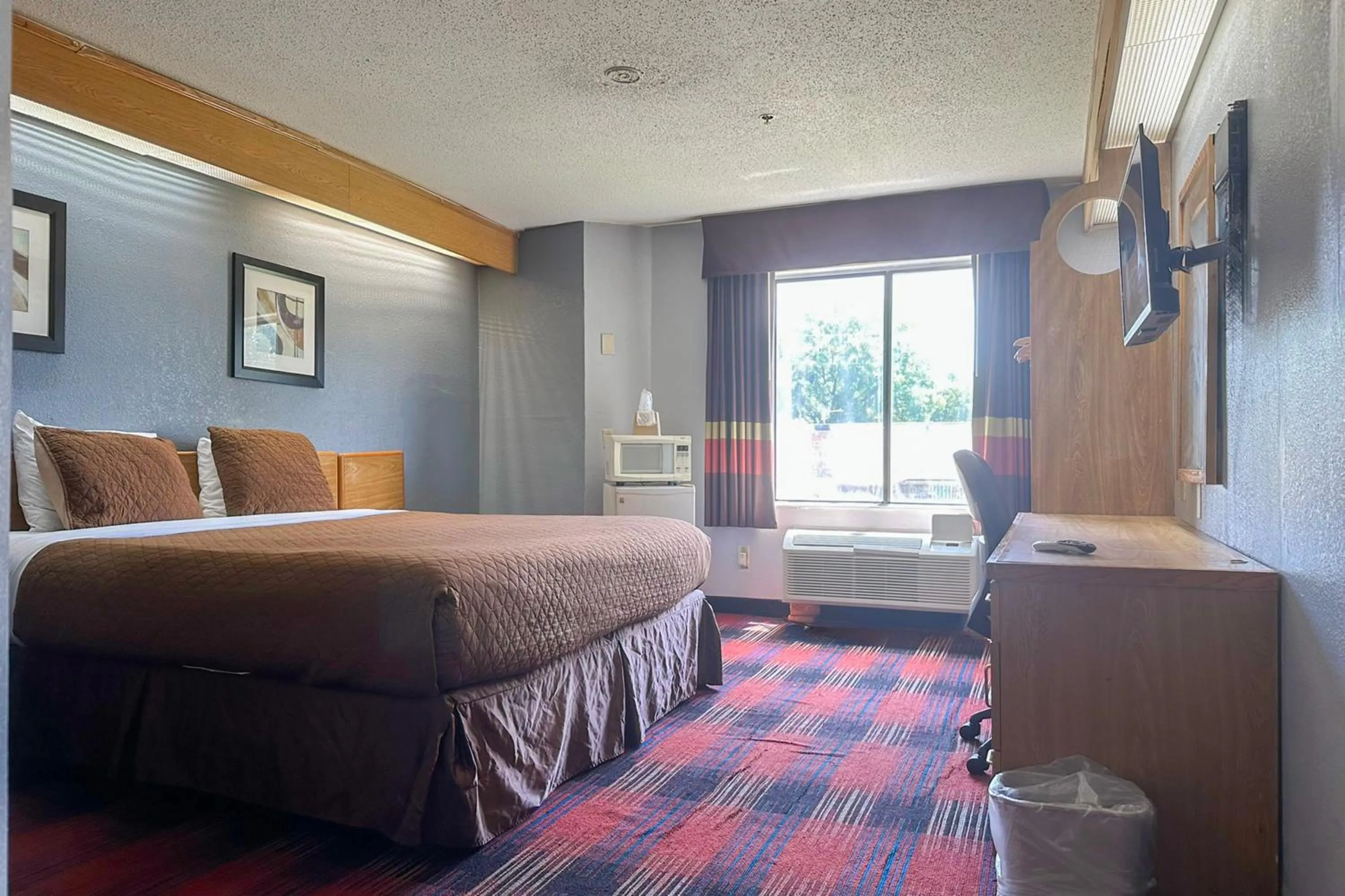 Queen Room - Accessible/Nonsmoking in Classic Inn By OYO I- 240 Near Memphis Airport