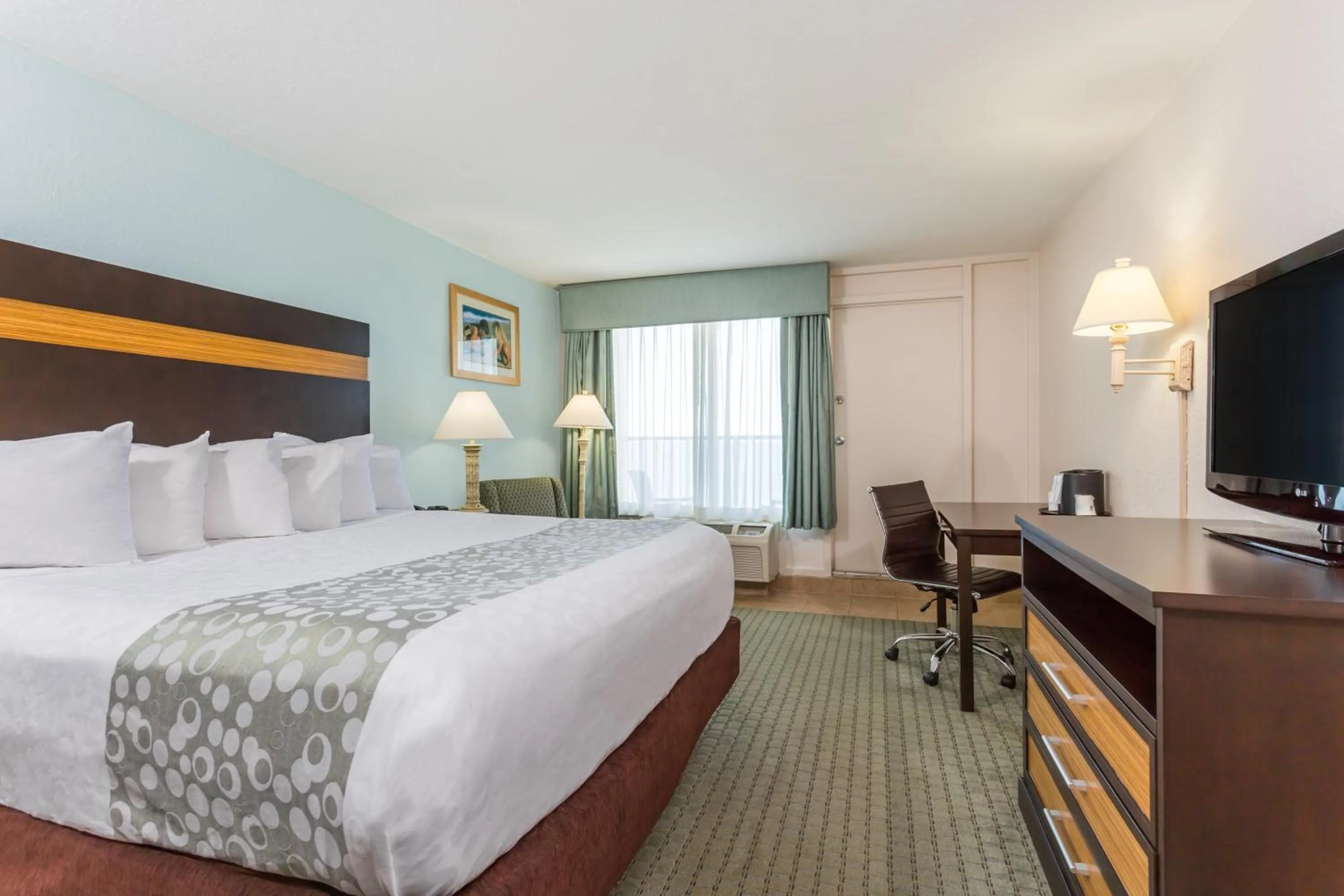 King Room with Ocean View - Non-Smoking in Ramada Plaza by Wyndham Nags Head Oceanfront