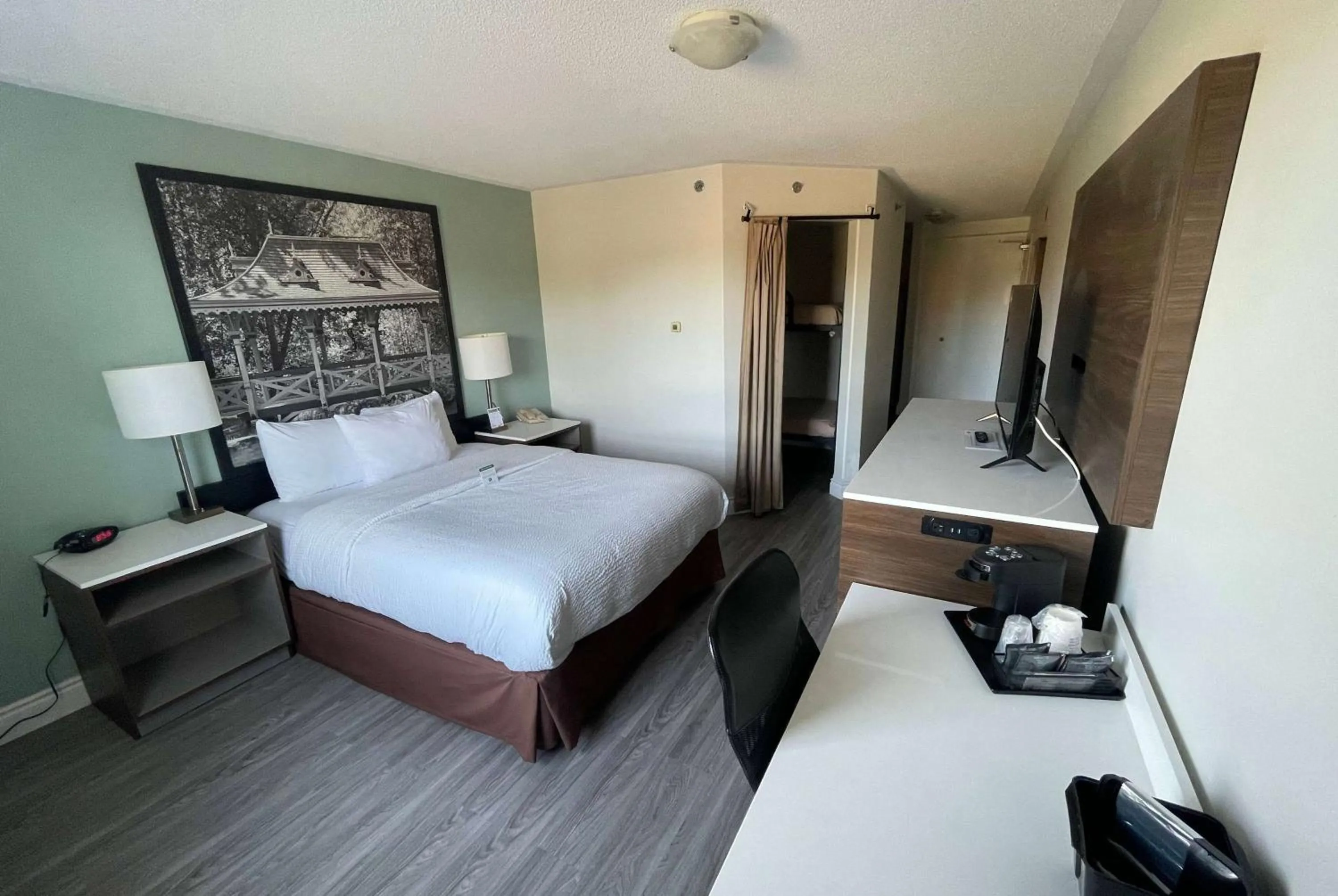 Queen Suite with Bunk Bed - Non-Smoking in Super 8 by Wyndham Peterborough