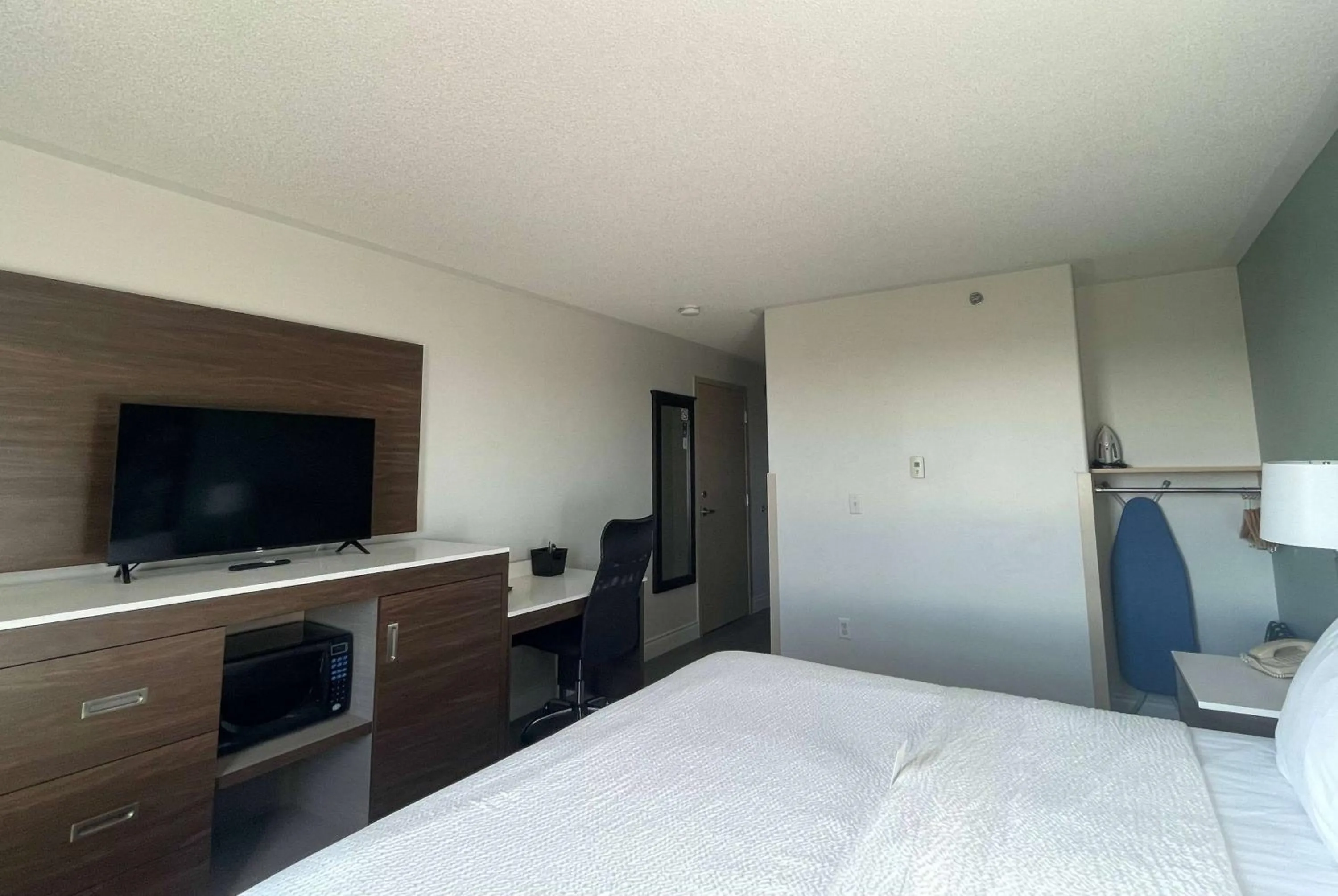 King Room - Disability Access - Non-Smoking in Super 8 by Wyndham Peterborough