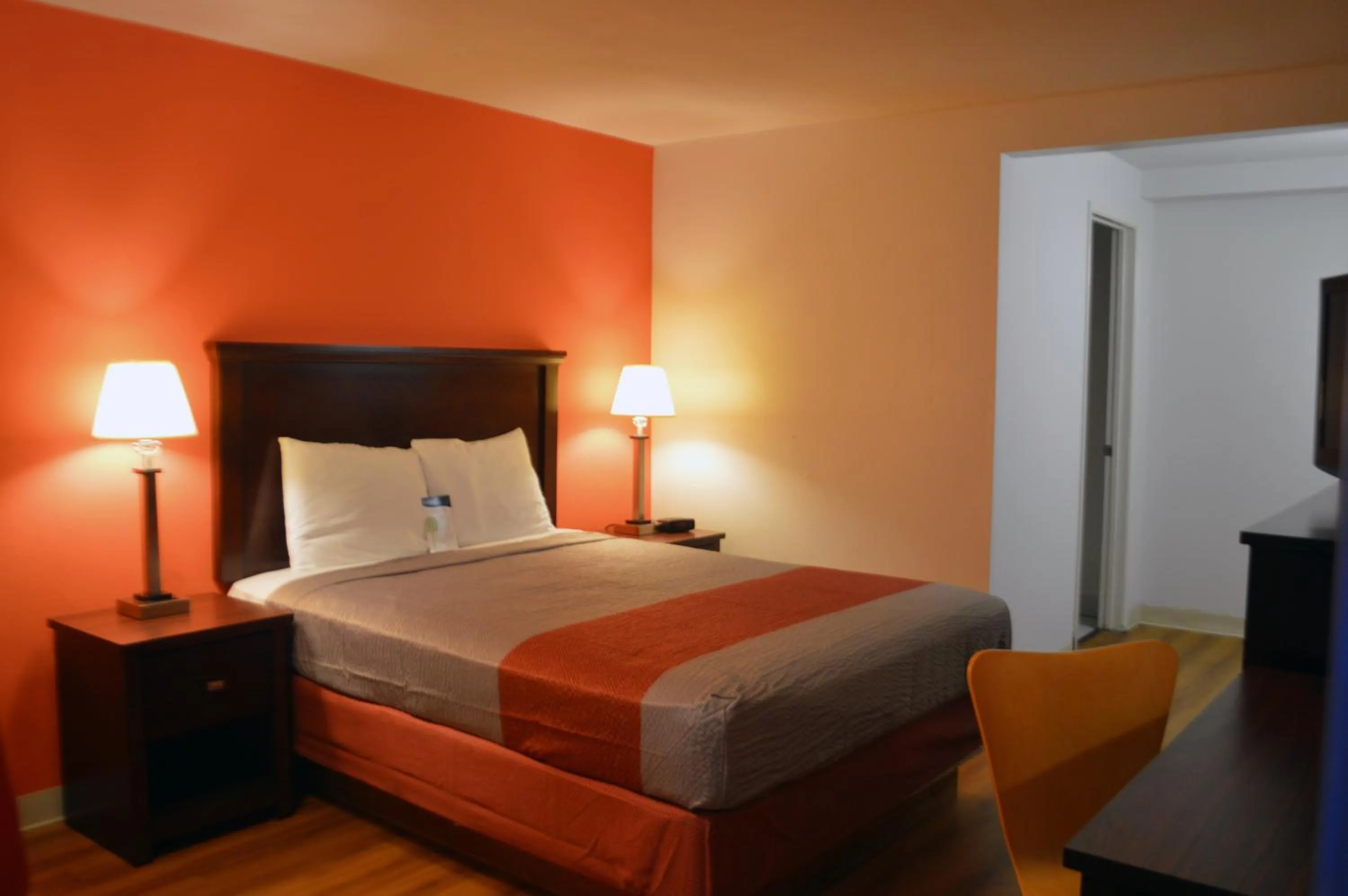 Queen Room - Disability Access - Non-Smoking in Motel 6 Pendleton, OR - West