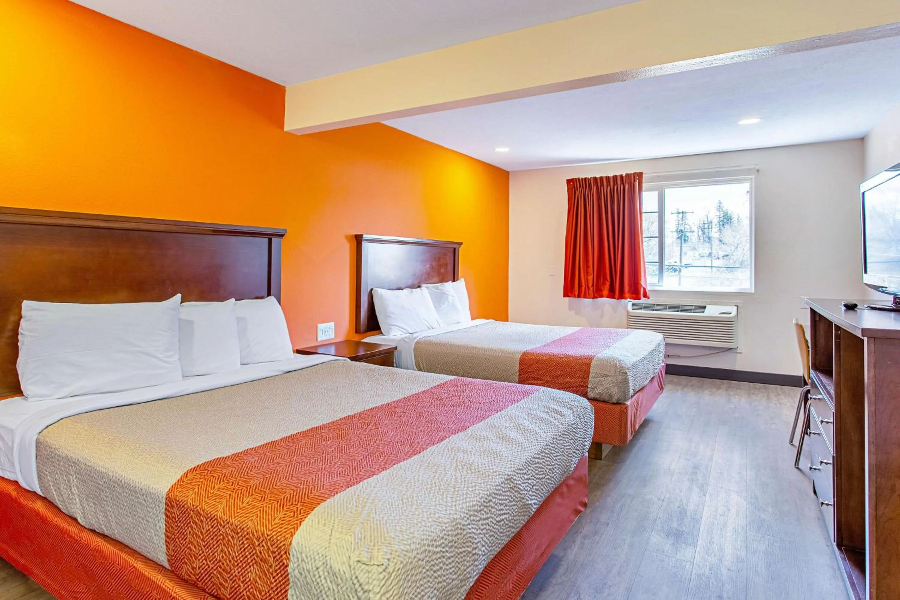 Deluxe Queen Room - Non-Smoking in Motel 6 Pendleton, OR - West