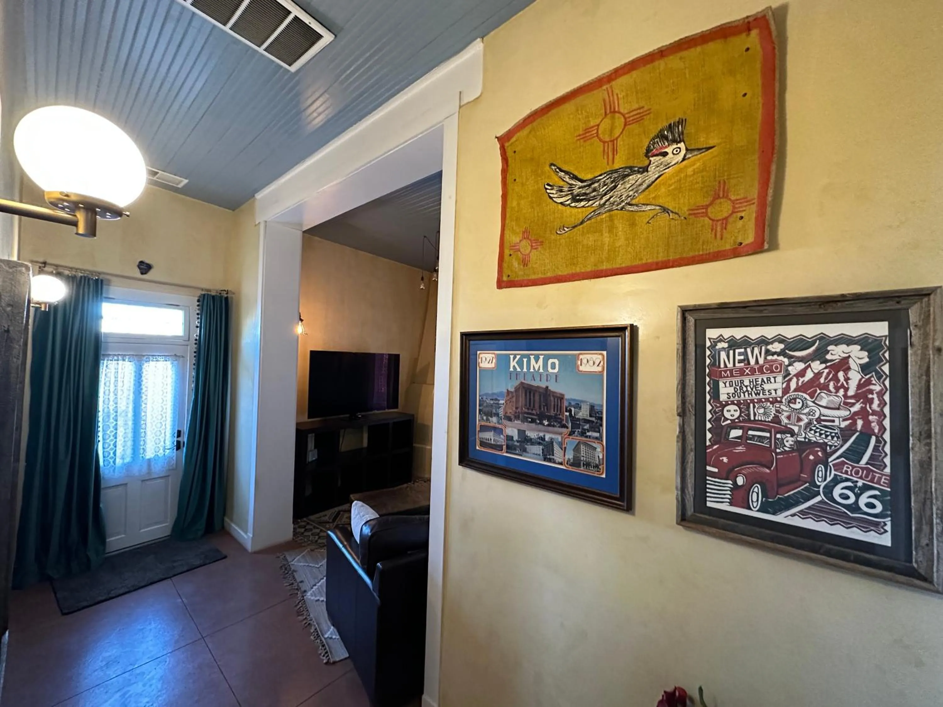 Deluxe Queen Suite in Painted Lady Bed & Brew