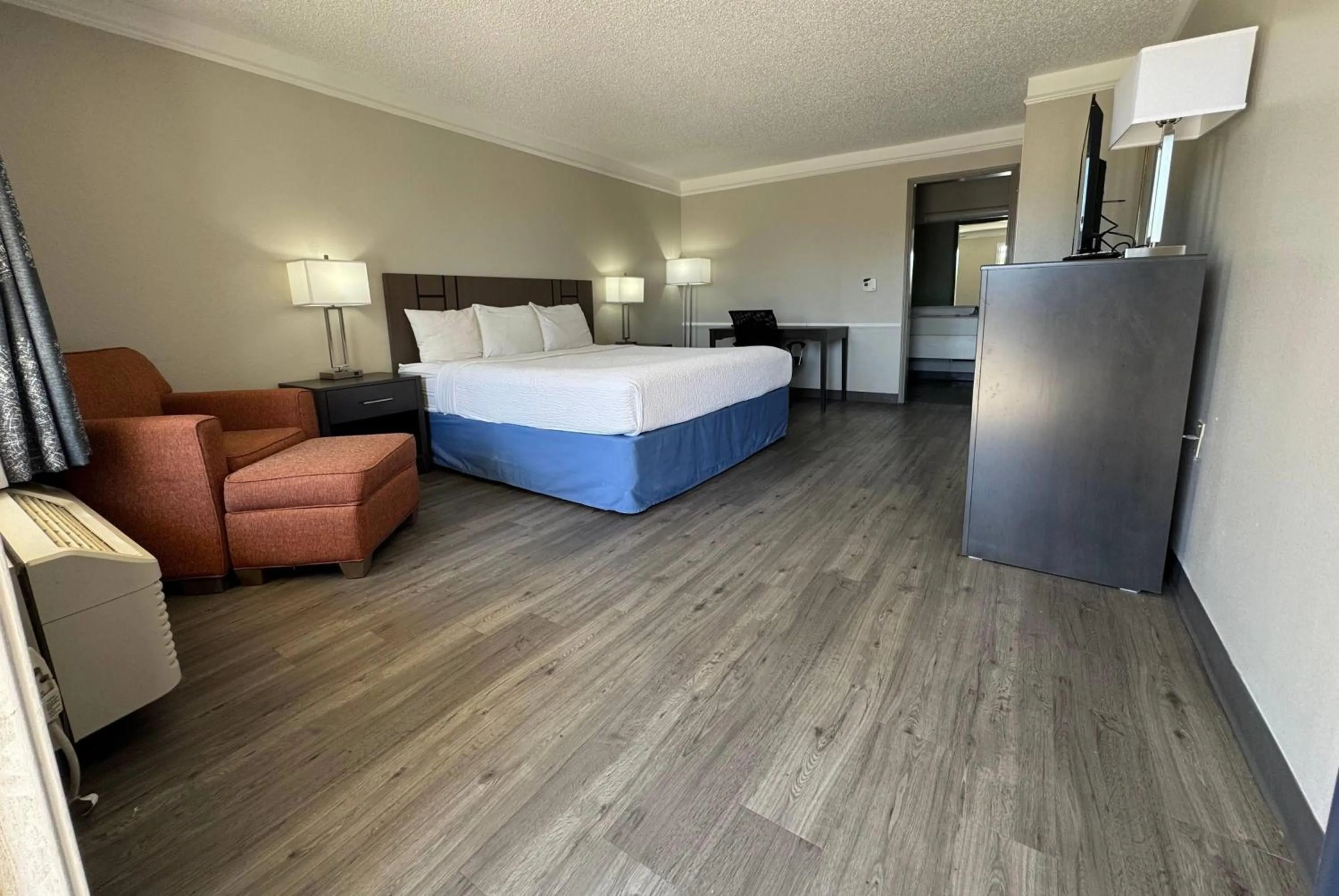 King Room with Bath Tub - Mobility Accessible/Non-Smoking in Days Inn by Wyndham Georgetown