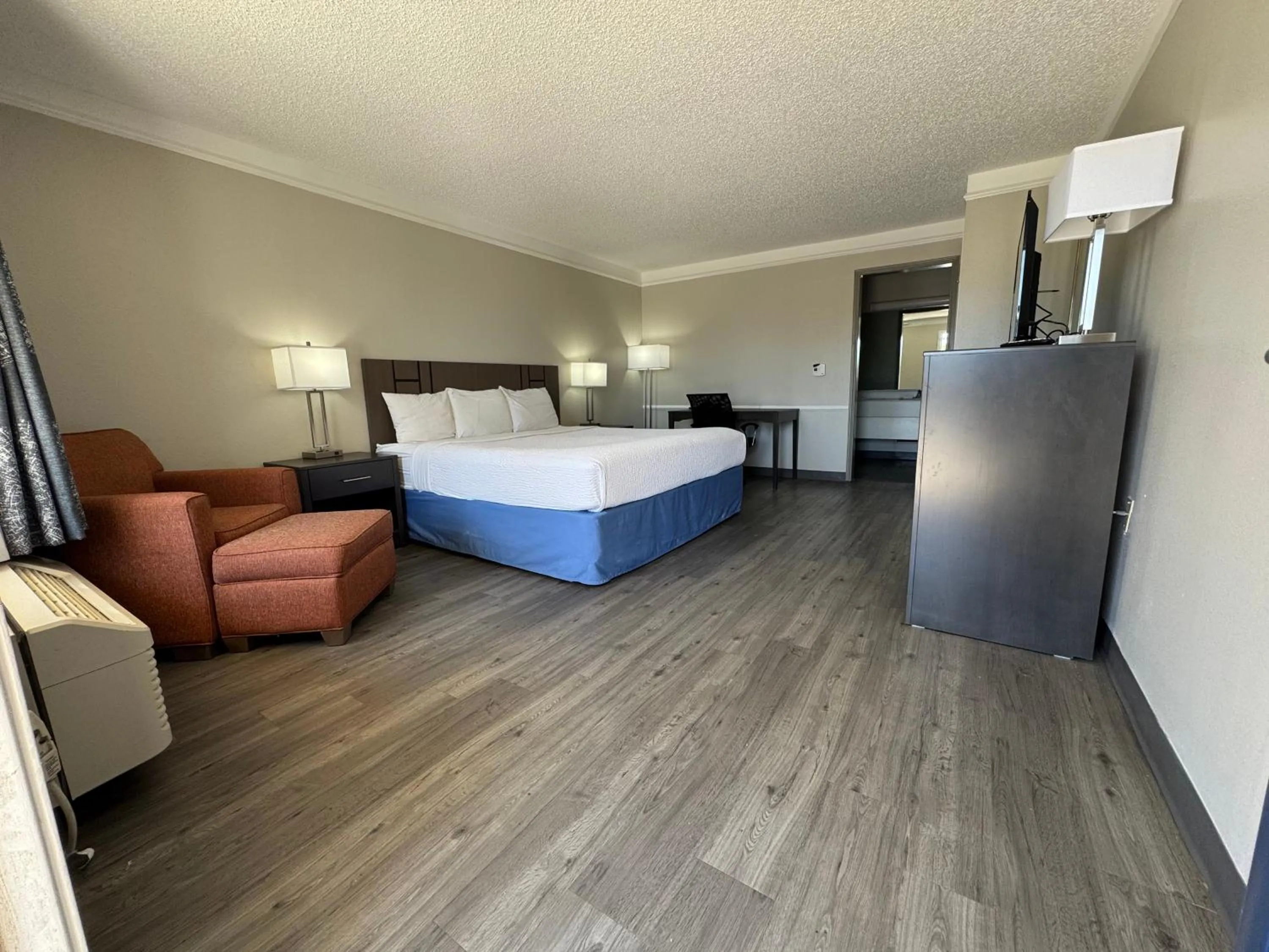 King Room with Bath Tub - Mobility Accessible/Non-Smoking in Days Inn by Wyndham Georgetown