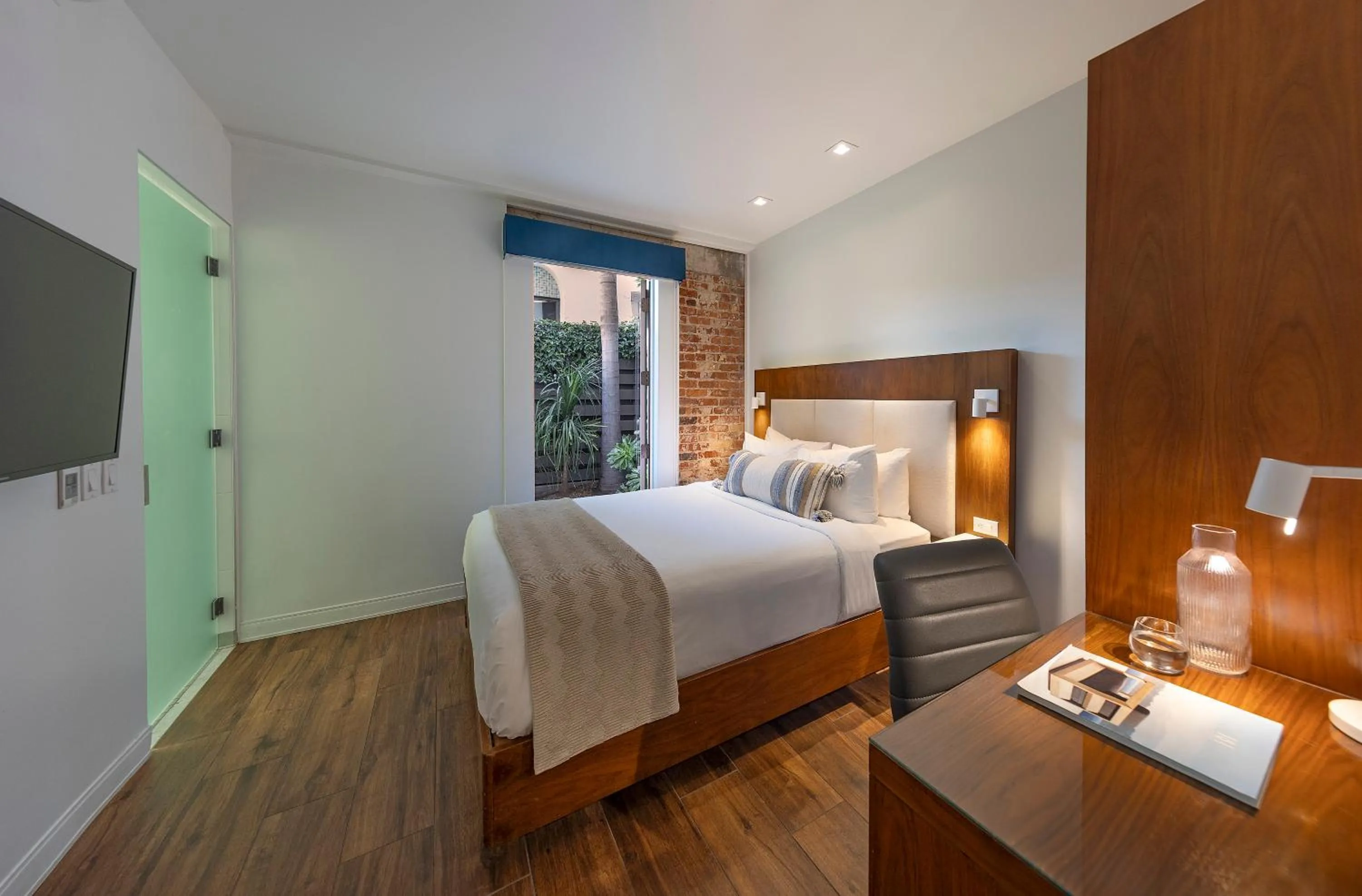 Queen Room with Garden View in Riviera Beach House