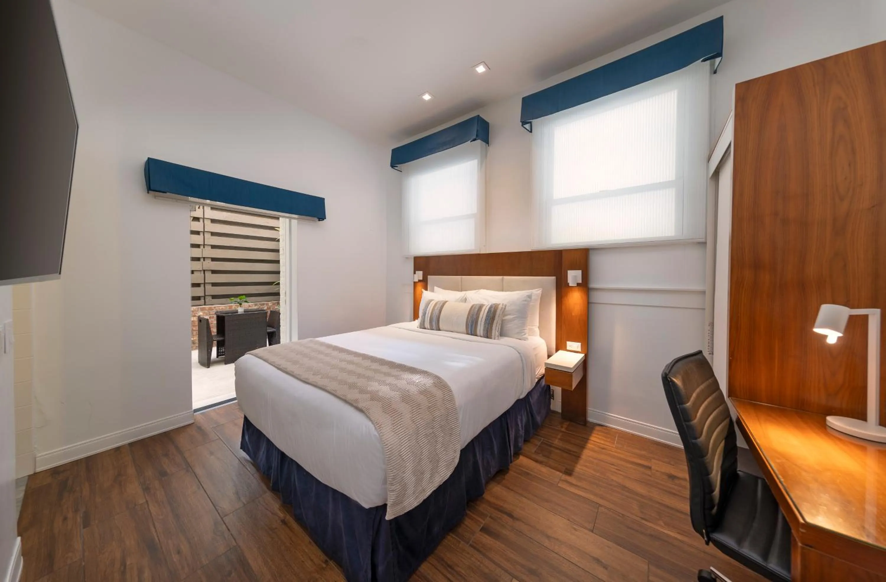 Queen Room with Roll-In Shower - Disability Access in Riviera Beach House