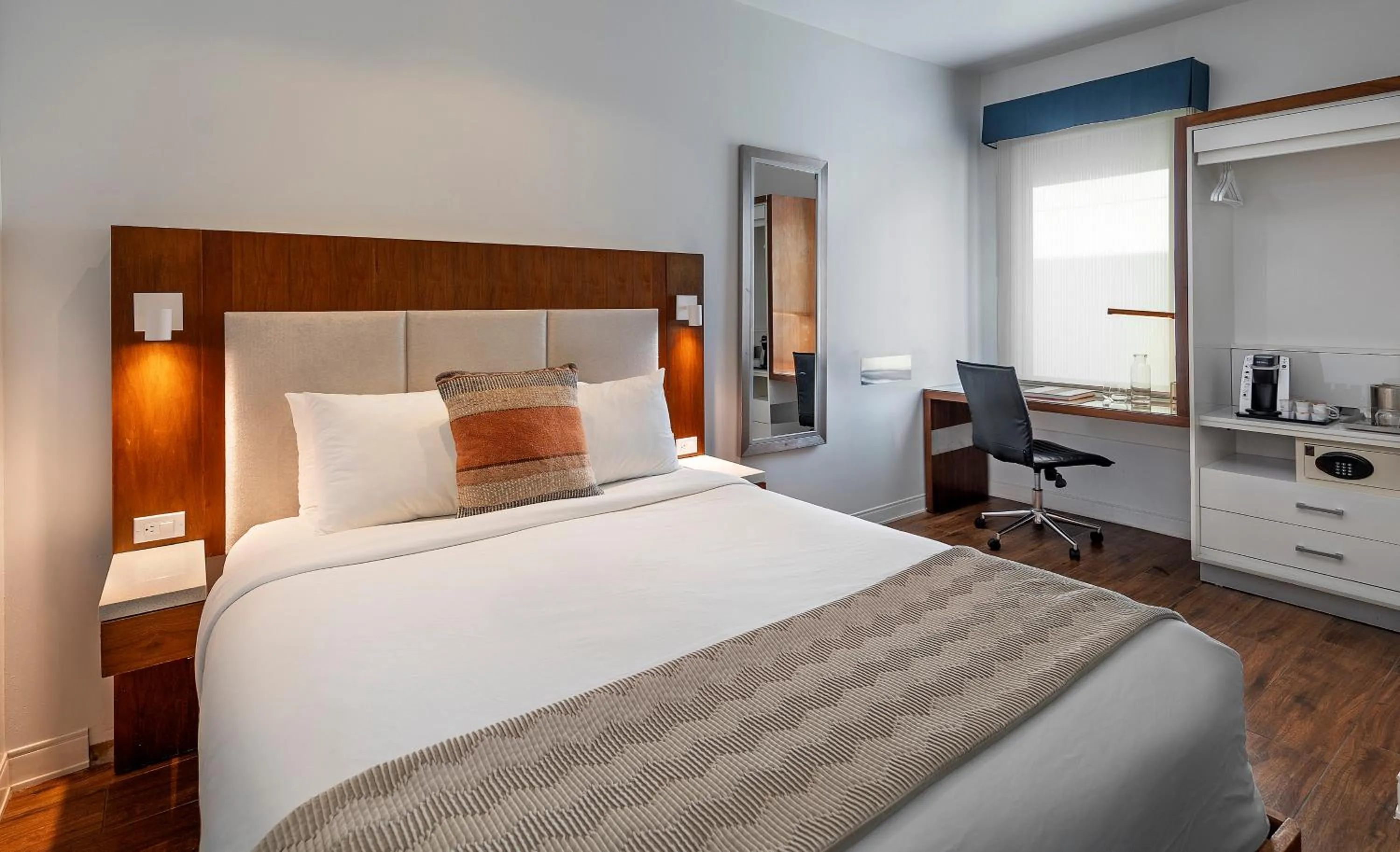 Queen Room in Riviera Beach House