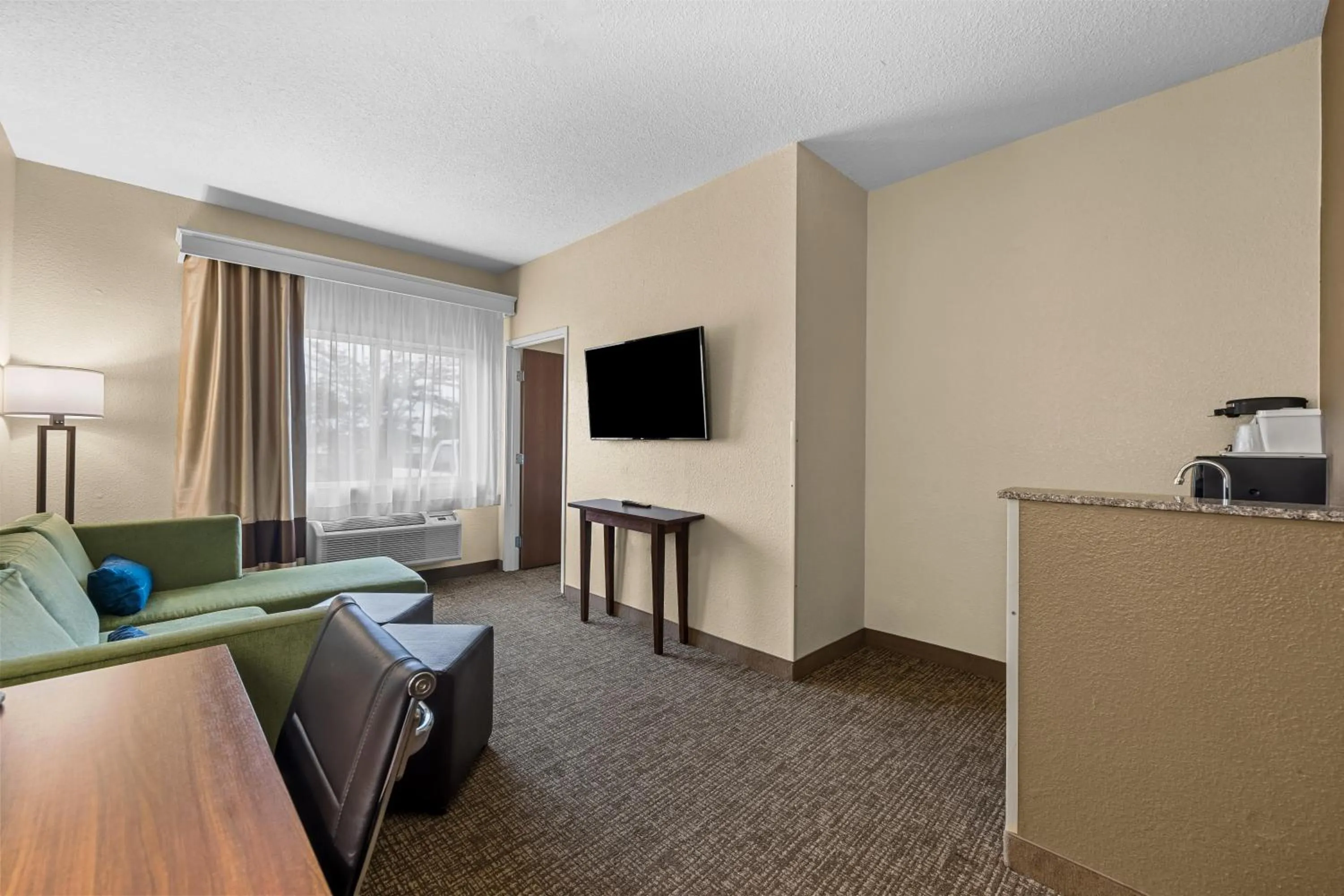 King Room with Tub - Disability Access/Non Smoking/Pet Friendly in Comfort Inn & Suites Pueblo