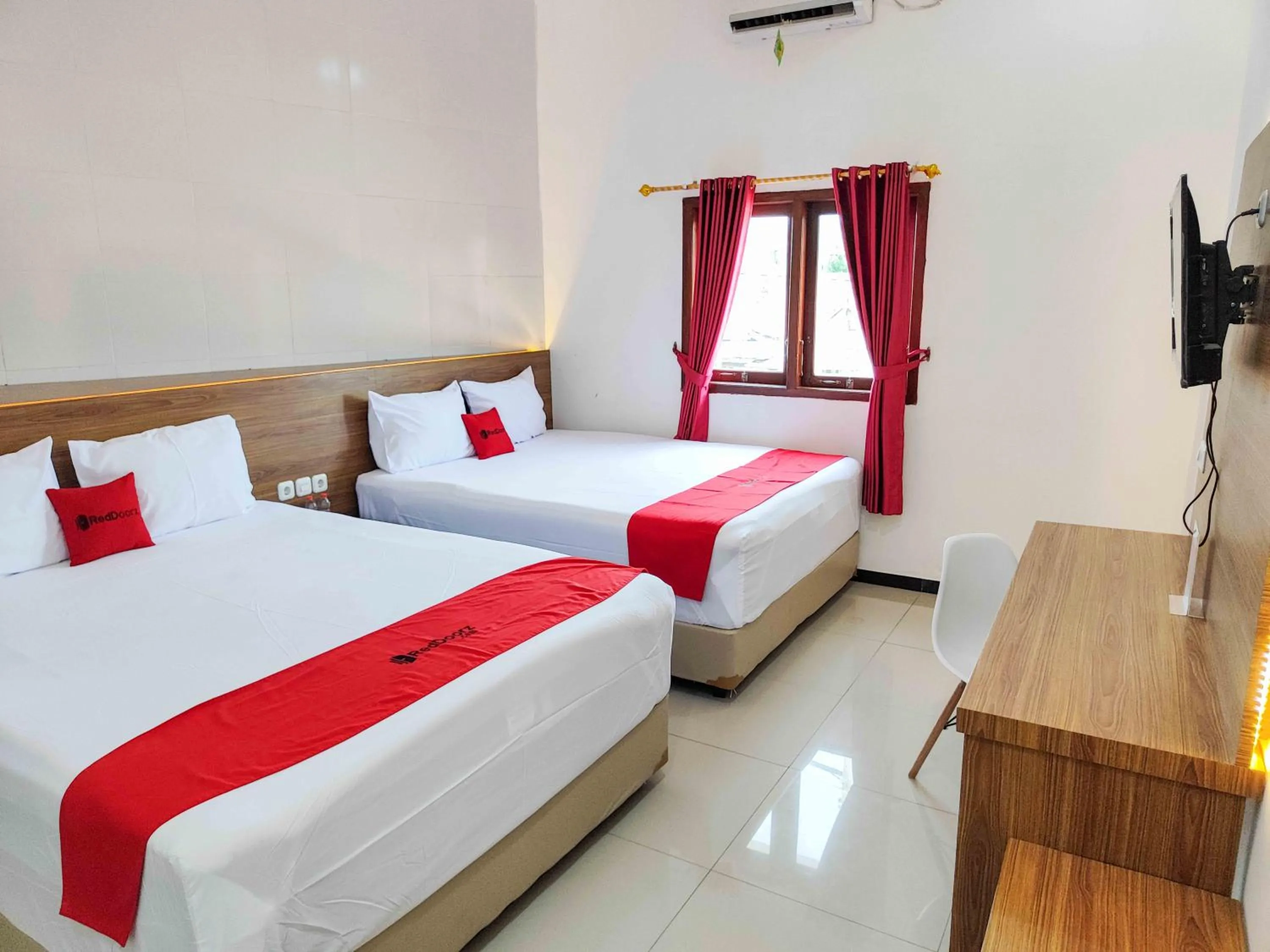 Family Room in RedDoorz near Prambanan Temple