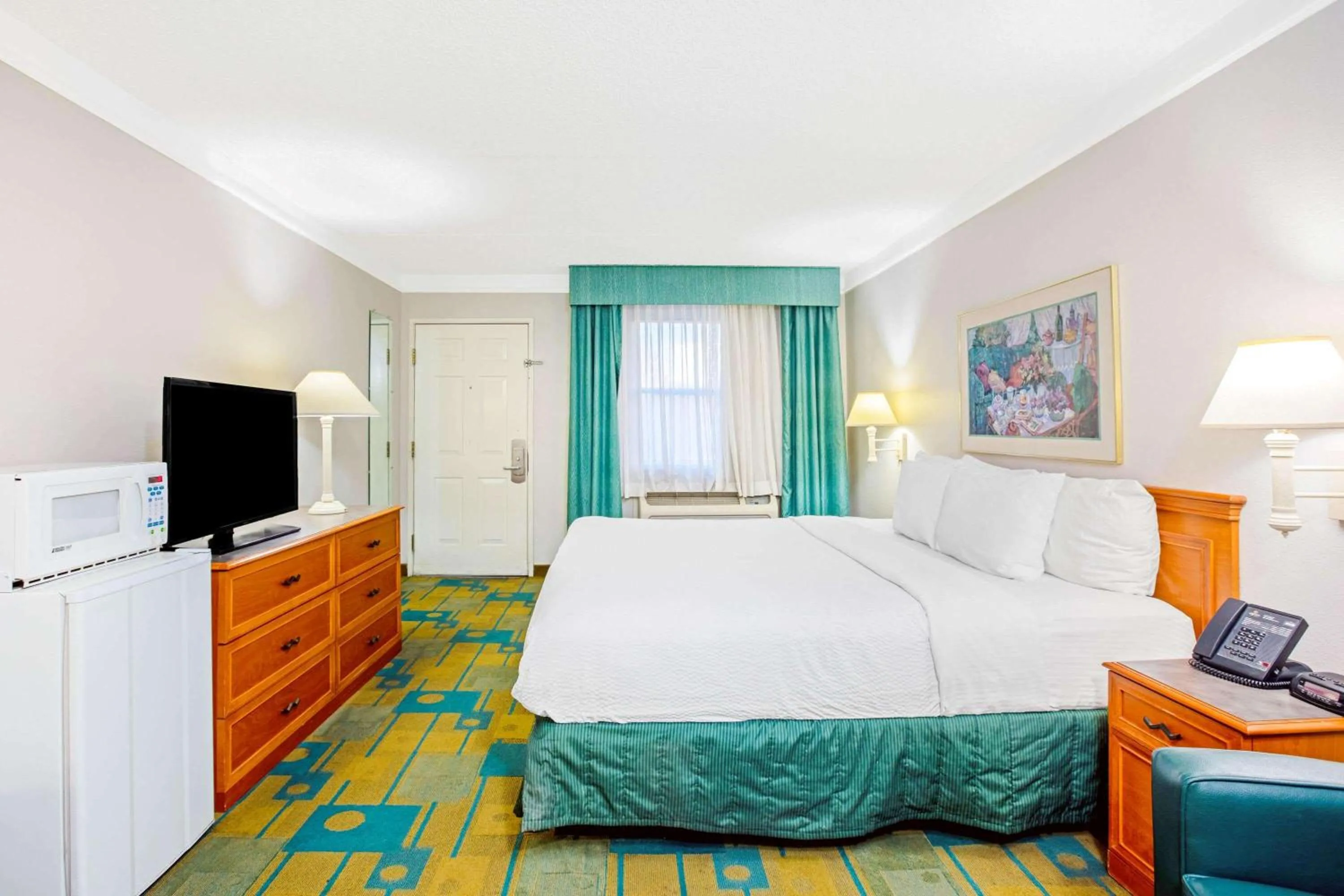 King Room with Roll-In Shower - Mobility Access/Non-Smoking in La Quinta Inn by Wyndham El Paso Cielo Vista