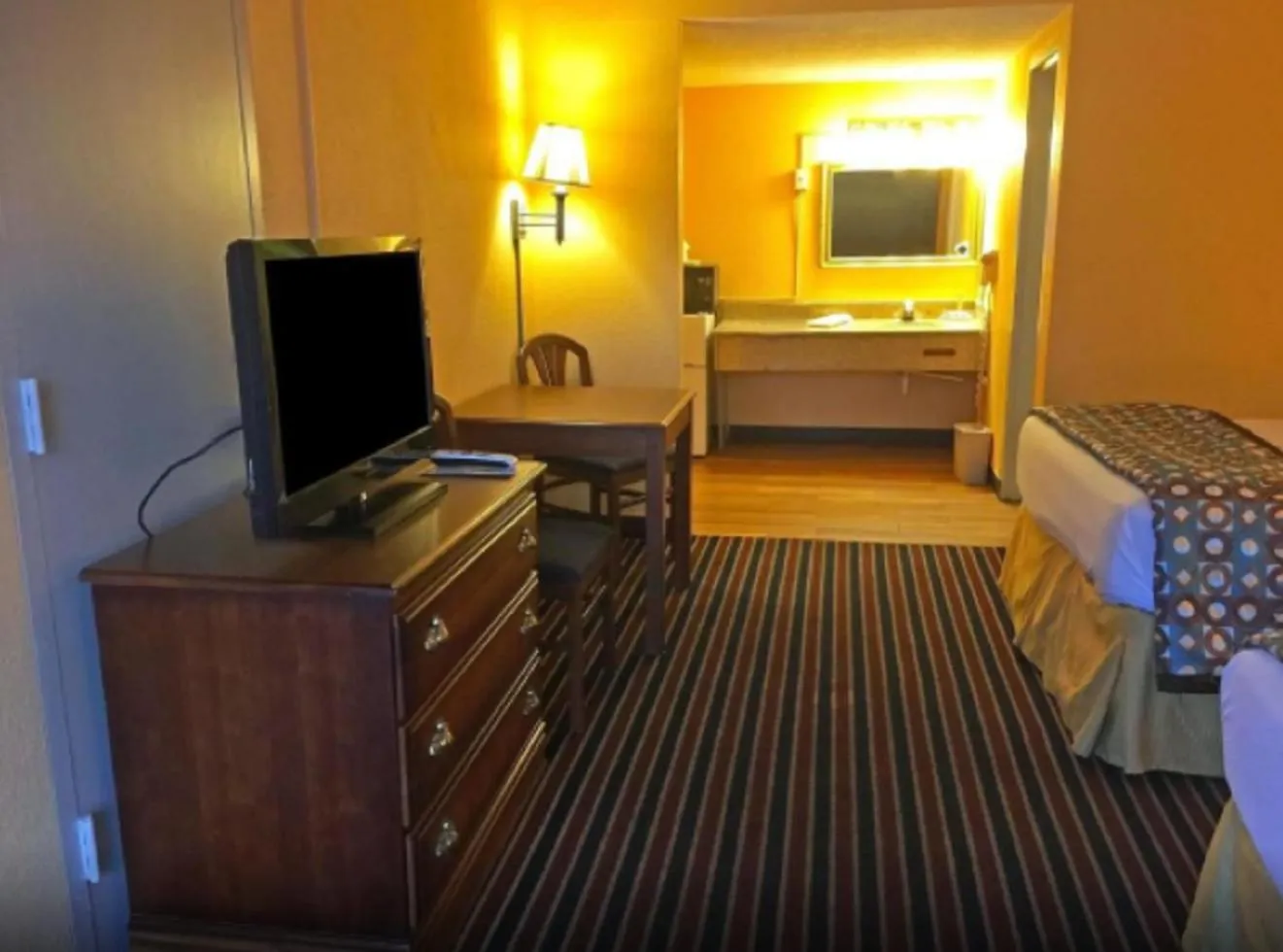 Queen Room with Two Queen Beds - Smoking in Americas Best Value Inn Pottstown