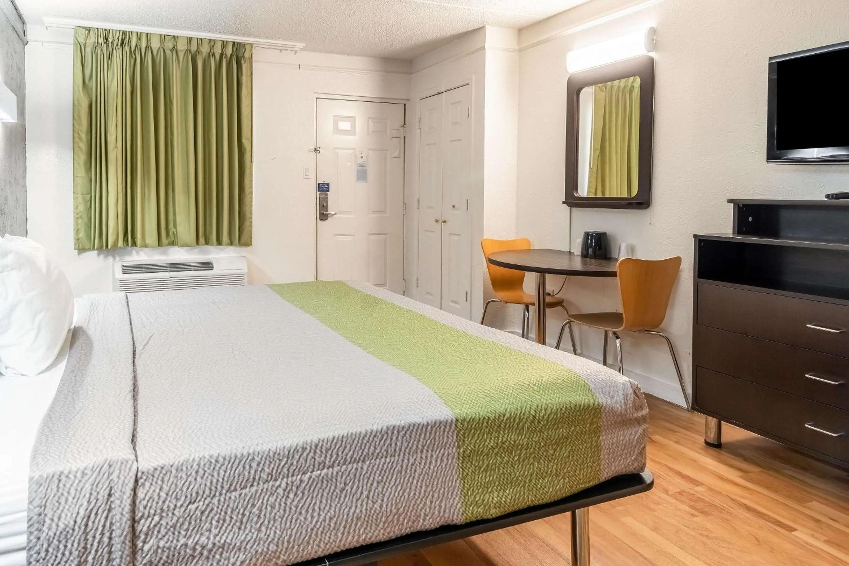 Deluxe King Room - Smoking in Studio 6-Fort Worth, TX - West Medical Center