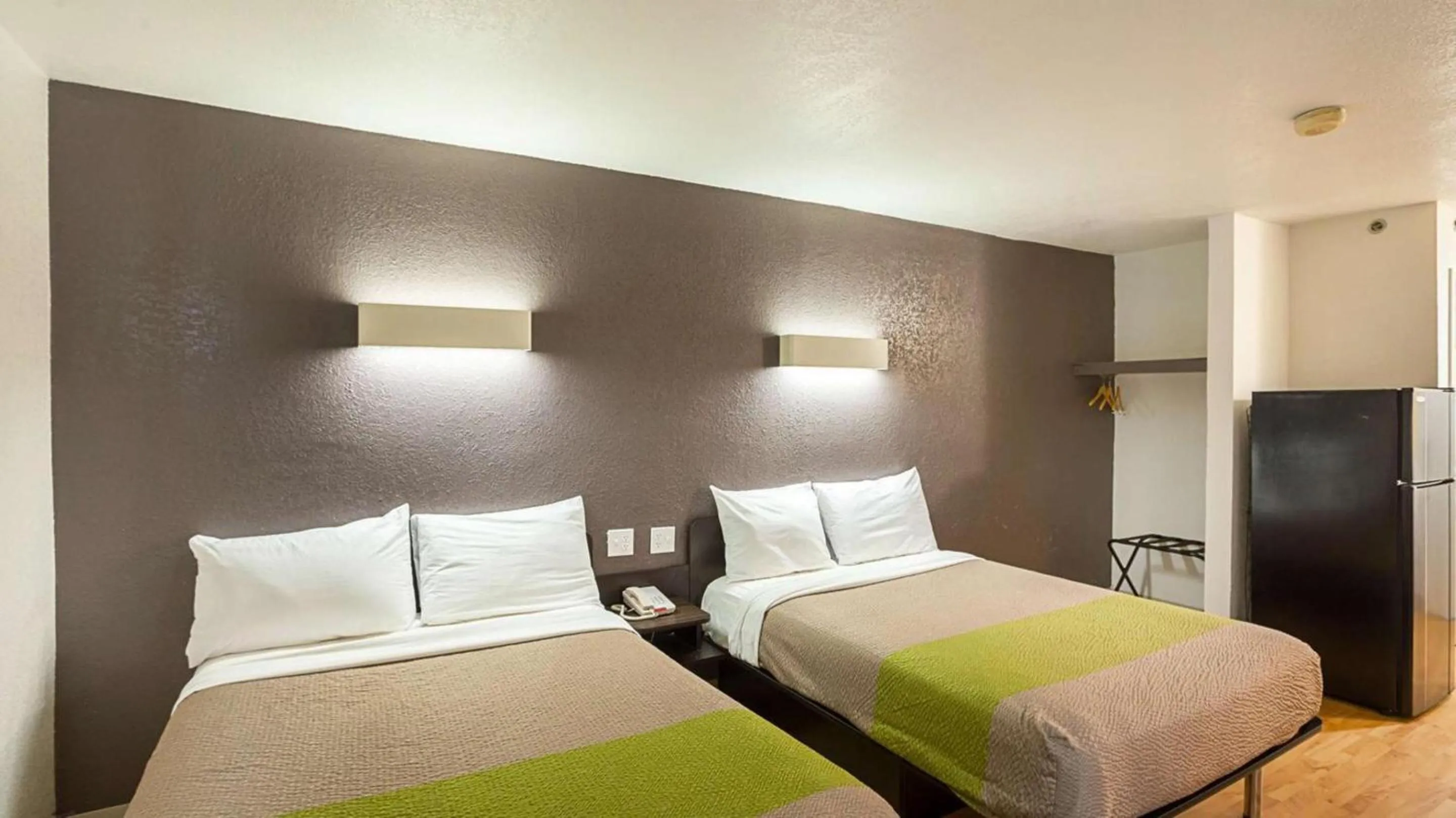 Deluxe Quadruple Room - Smoking in Studio 6-Fort Worth, TX - West Medical Center