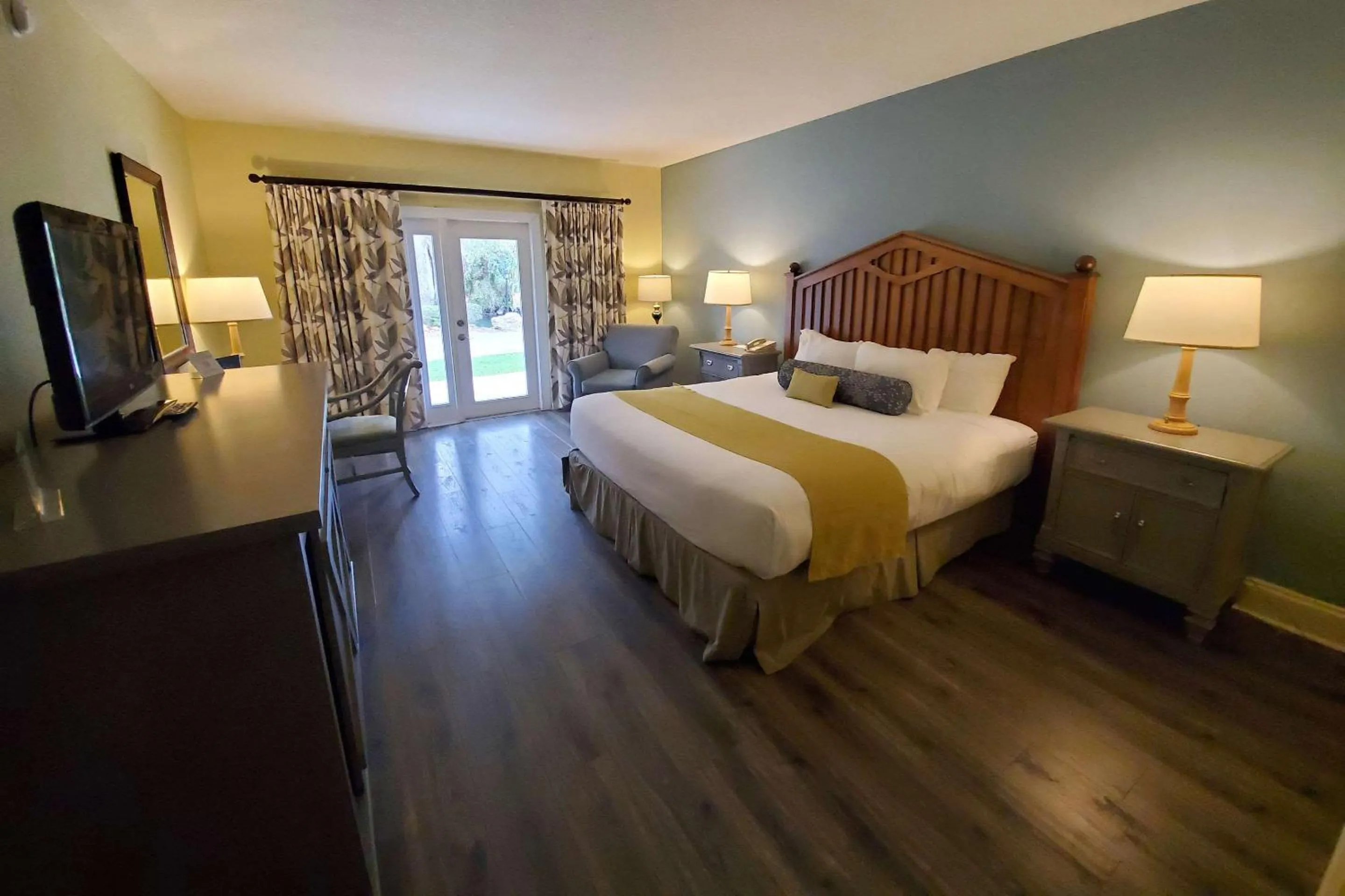 King Room - Disability Access in Plantation Resort on Crystal River, Ascend Hotel Collection