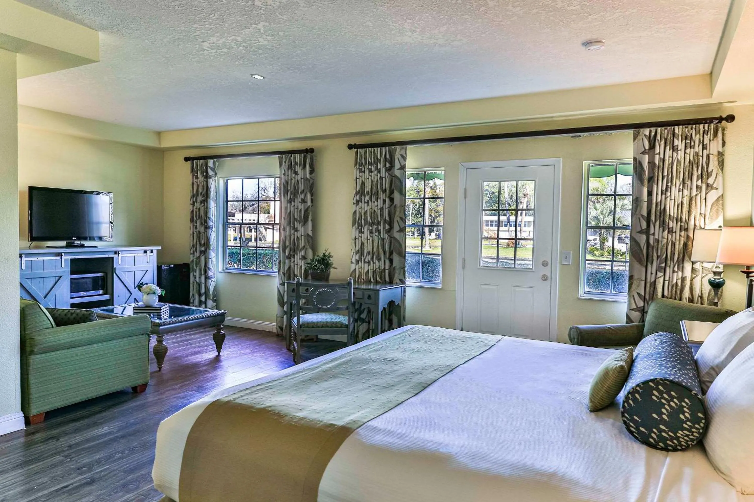 King Suite Waterfront - Non Smoking in Plantation Resort on Crystal River, Ascend Hotel Collection