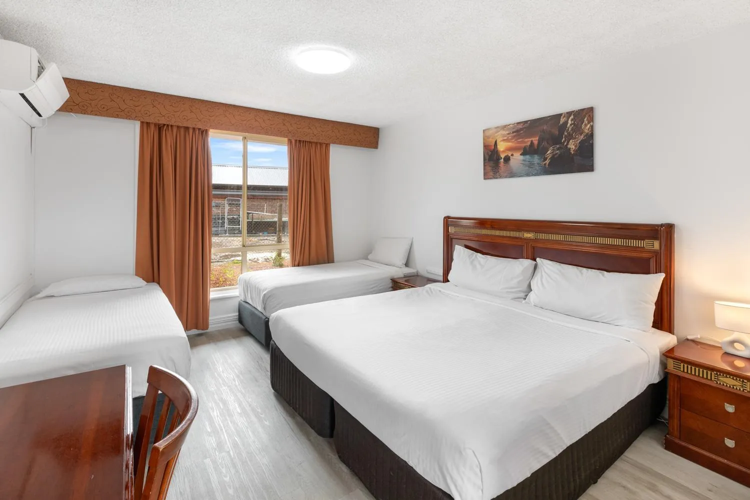 Superior Twin Room in ibis Styles Albany