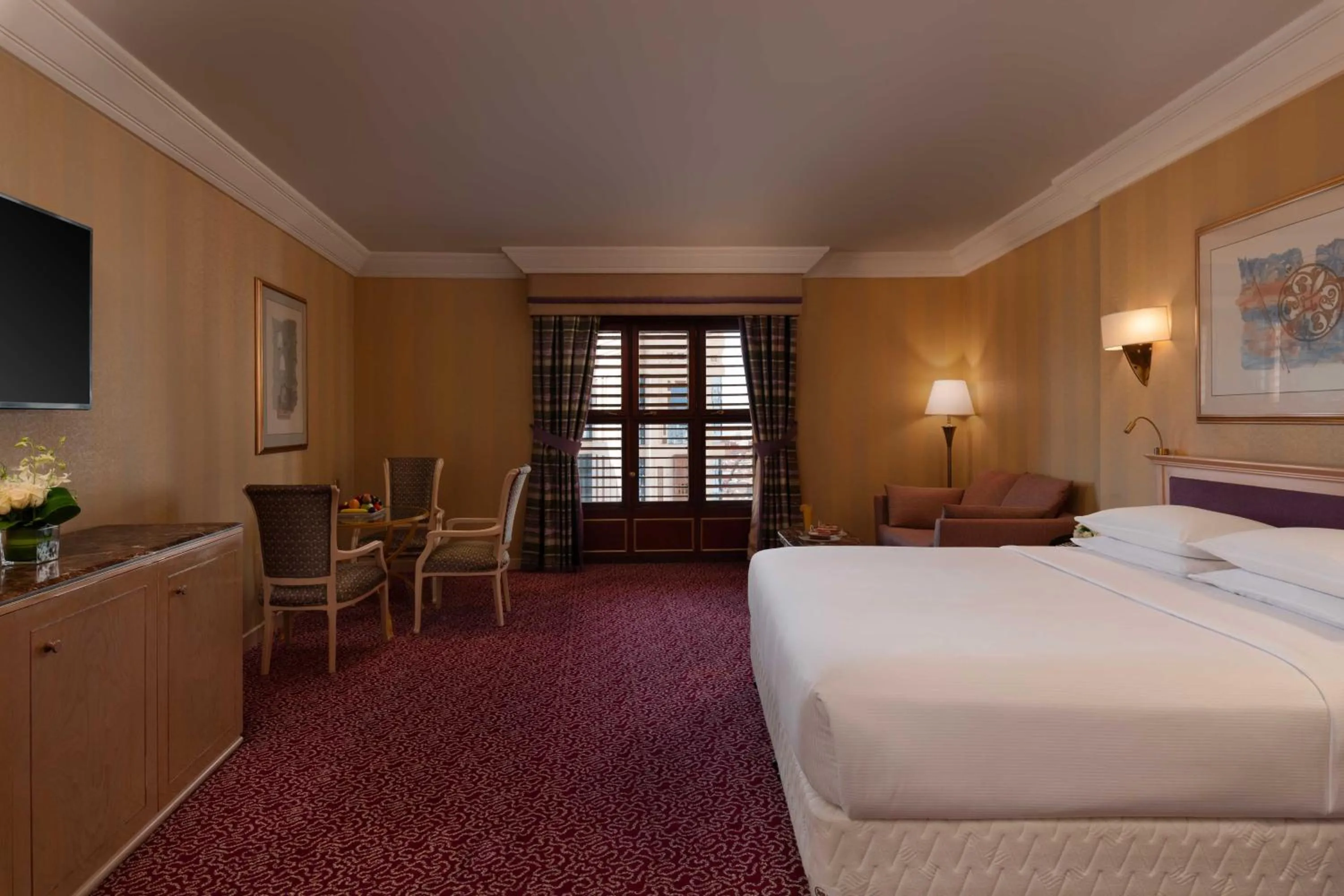 Club Room with One King Bed in Makkah Hotel