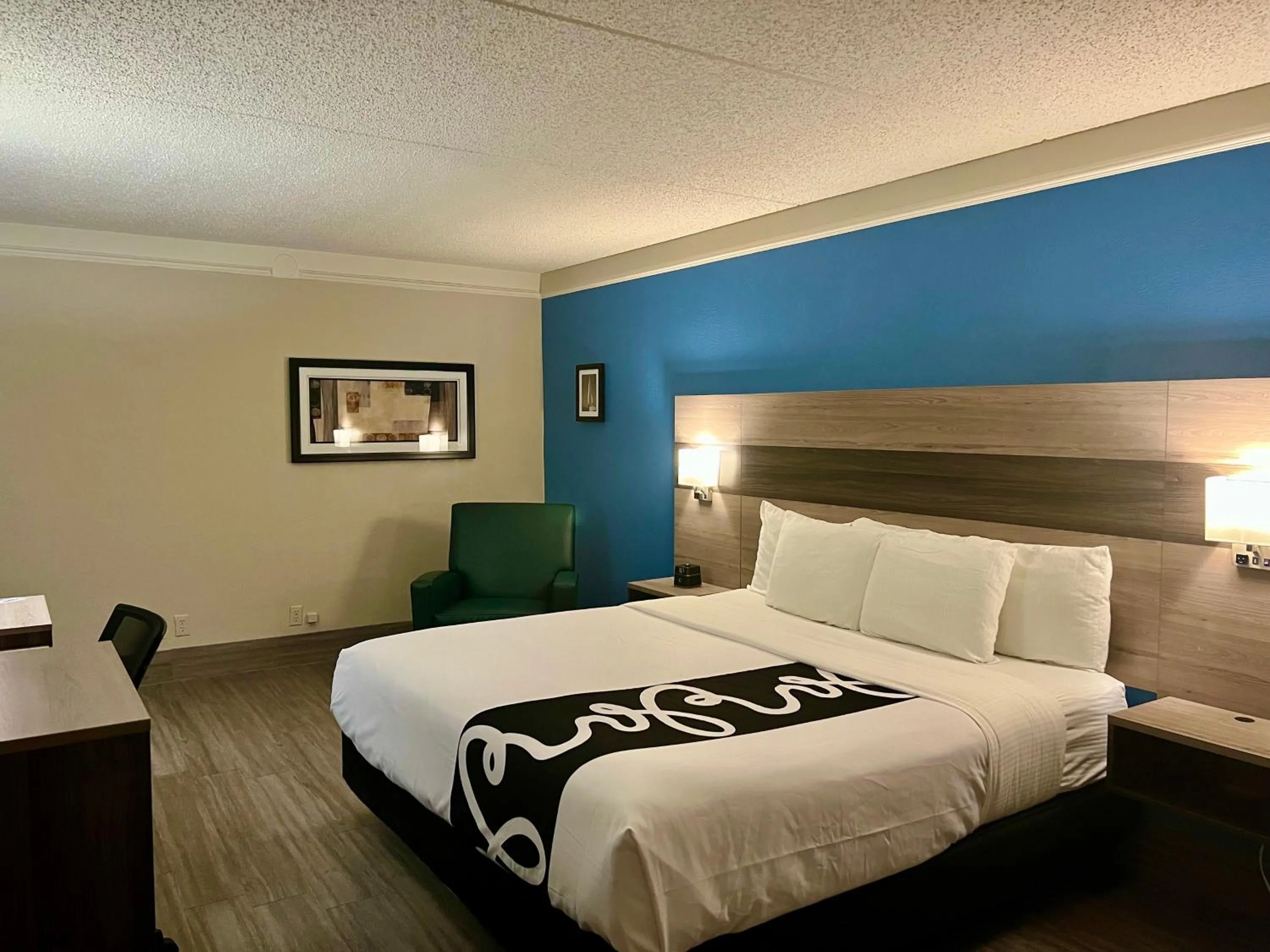 King Room with Bathtub - Mobility Accessible/Non-Smoking in La Quinta Inn by Wyndham El Paso East Lomaland