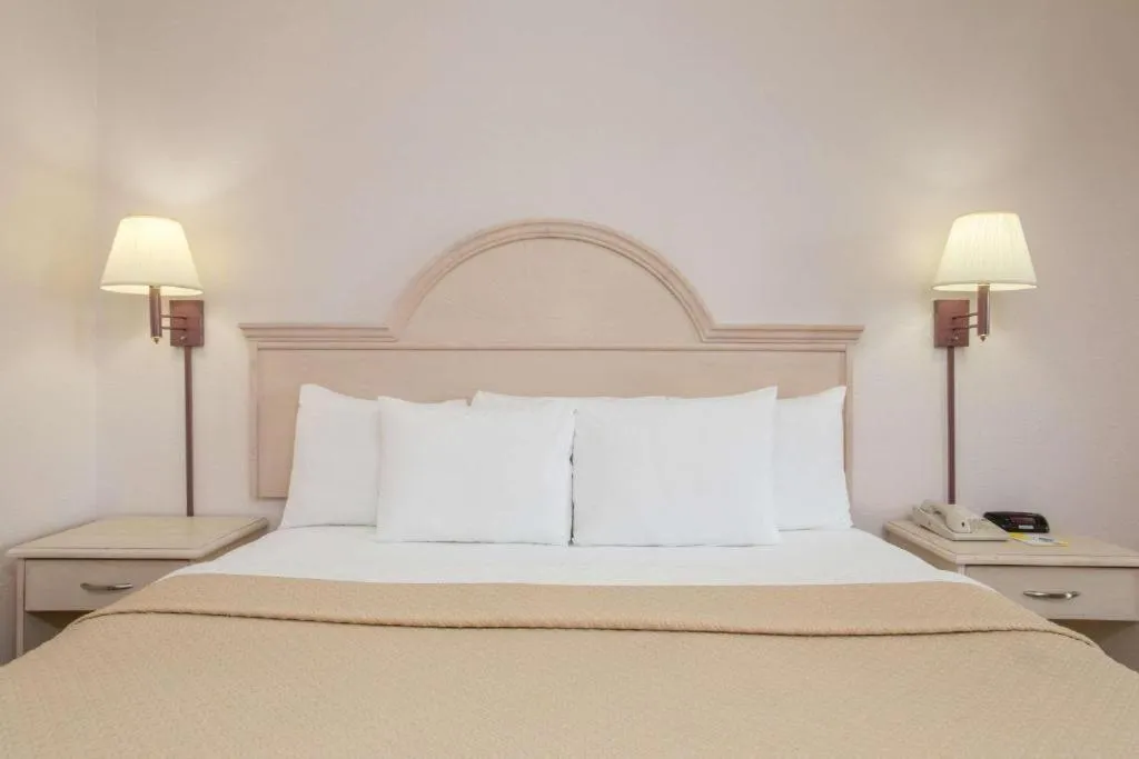 King Room, Disability Access - Non-Smoking in Days Inn & Suites by Wyndham Navarre - near Beaches Hurlburt