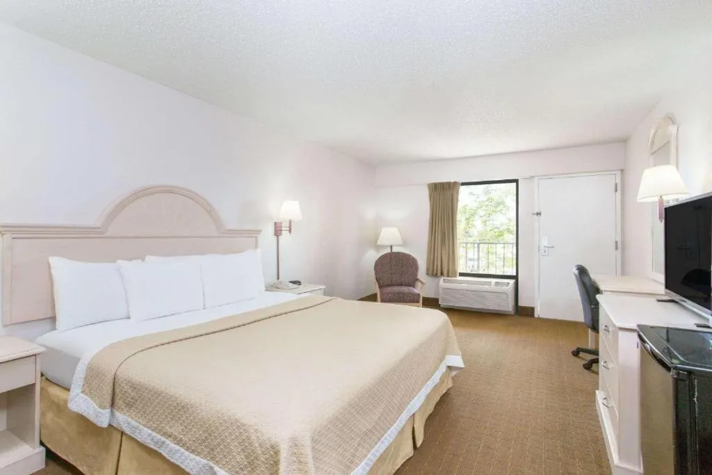 King Room - Non-Smoking in Days Inn & Suites by Wyndham Navarre - near Beaches Hurlburt