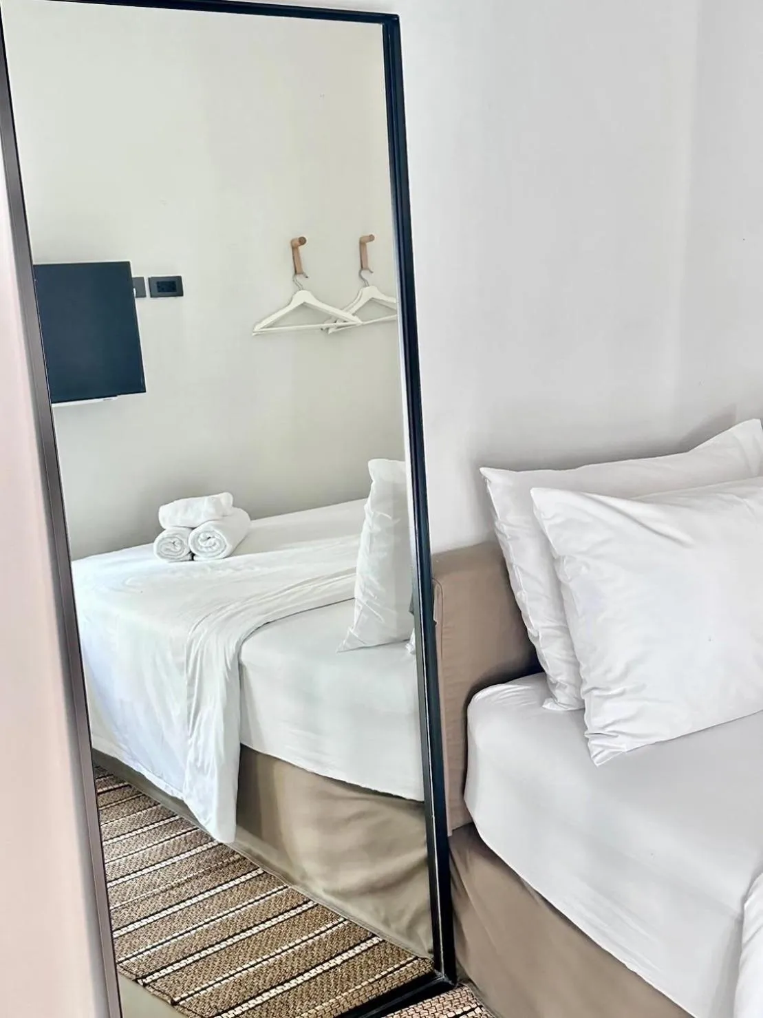 Standard Queen Room - single occupancy in Chocolate box mint