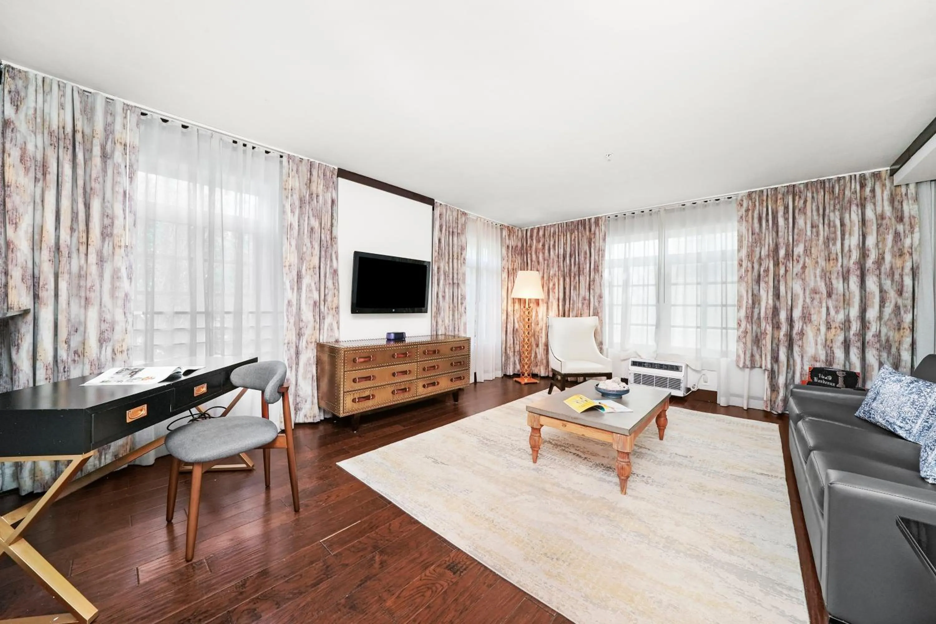  One Bedroom Queen Suite in Lincoln Arms Suites