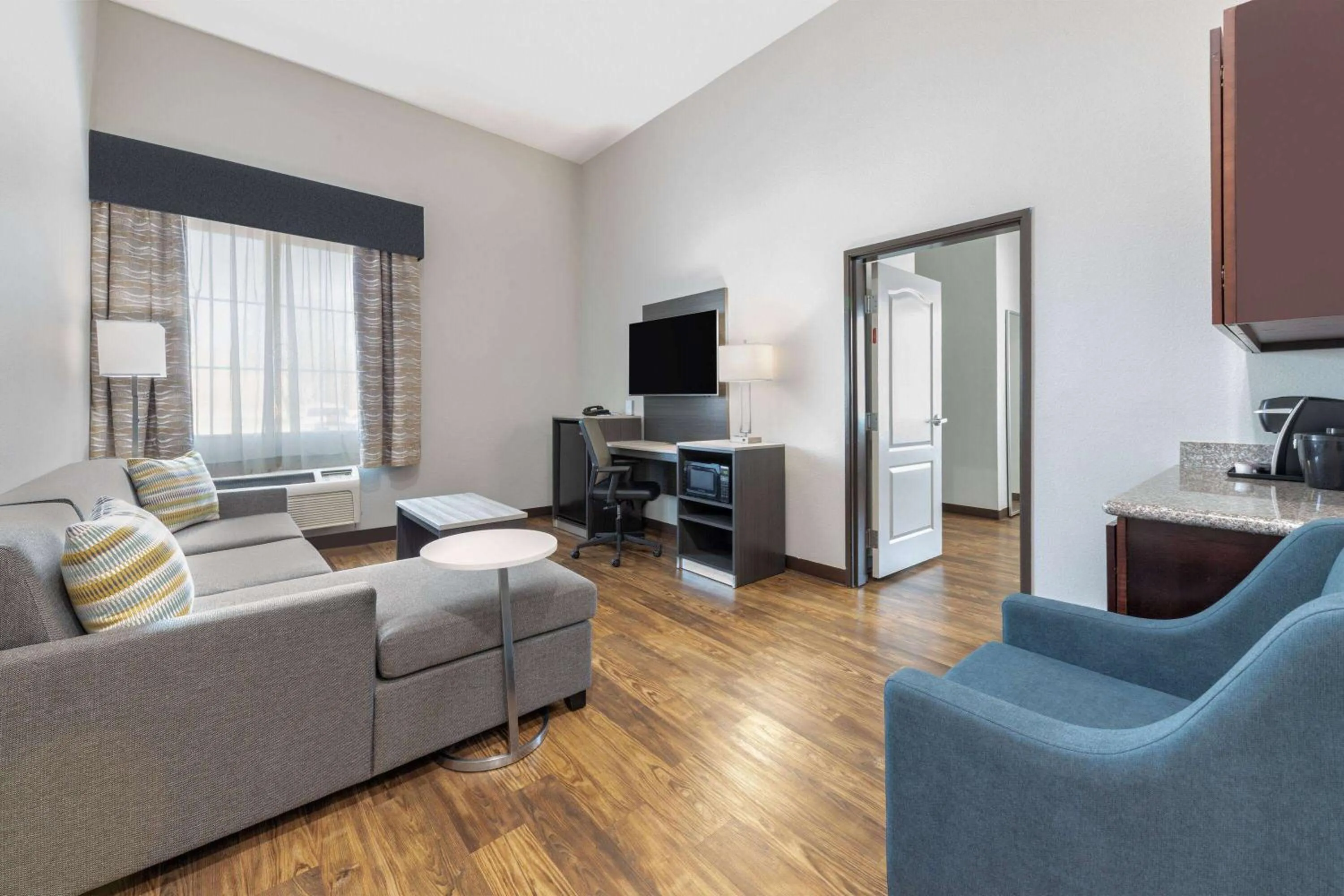 Family King Suite with Bath Tub - Mobility/Hearing Accessible - Non-Smoking in La Quinta by Wyndham Allen at The Village