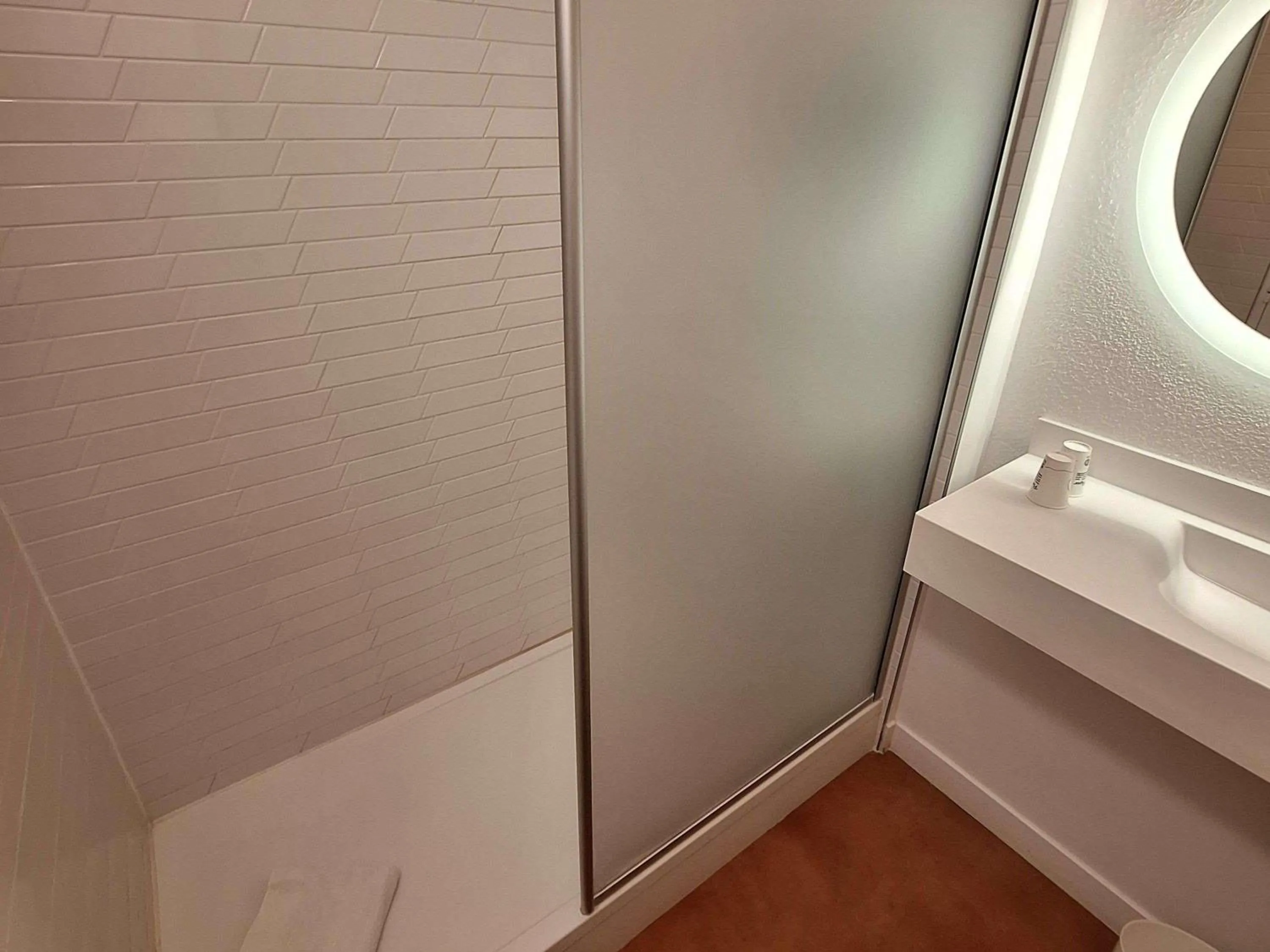 Standard Twin Room in ibis Styles Toulon Centre Port