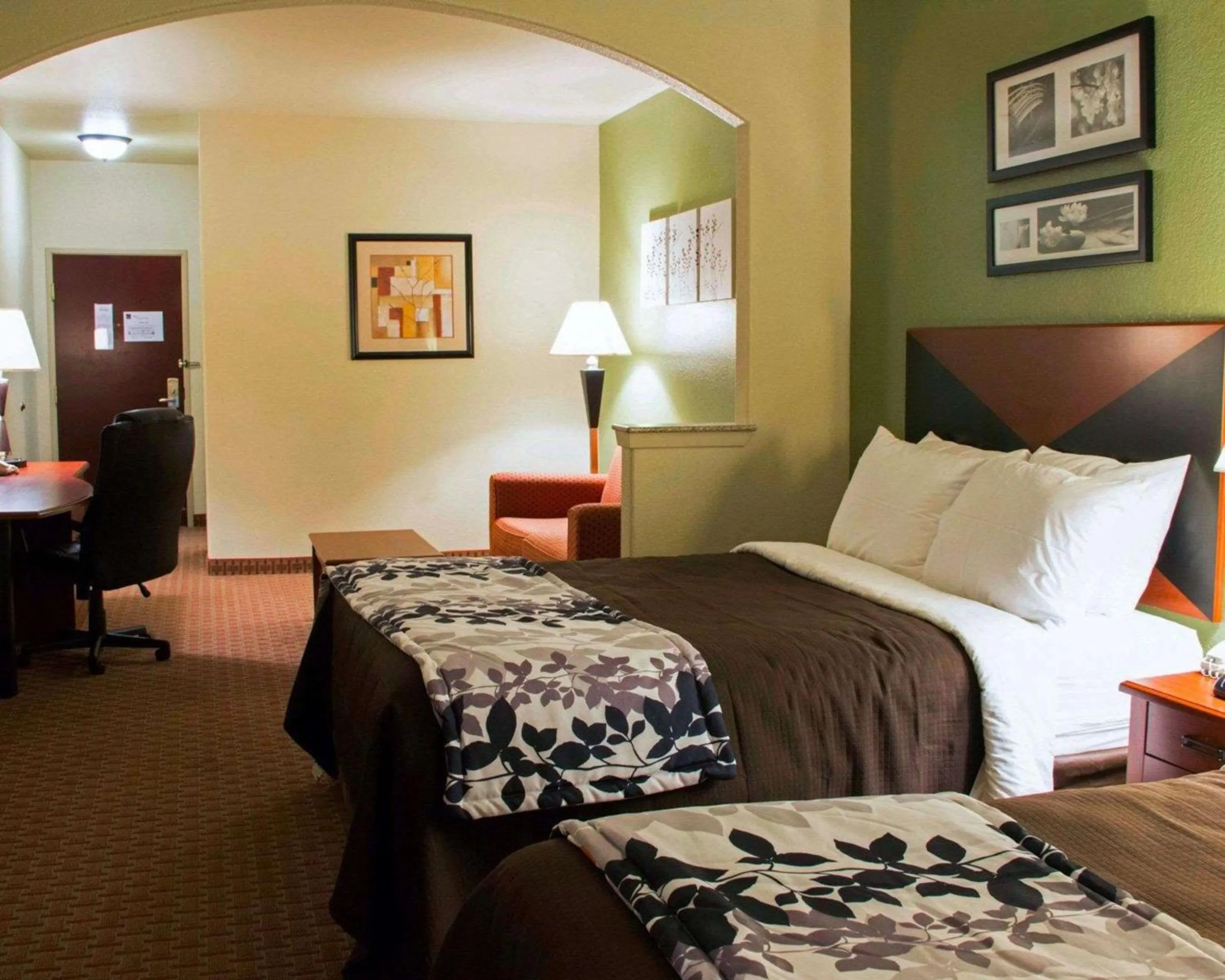 Queen Suite with Two Queen Beds and Sofa Bed in Sleep Inn & Suites at Six Flags