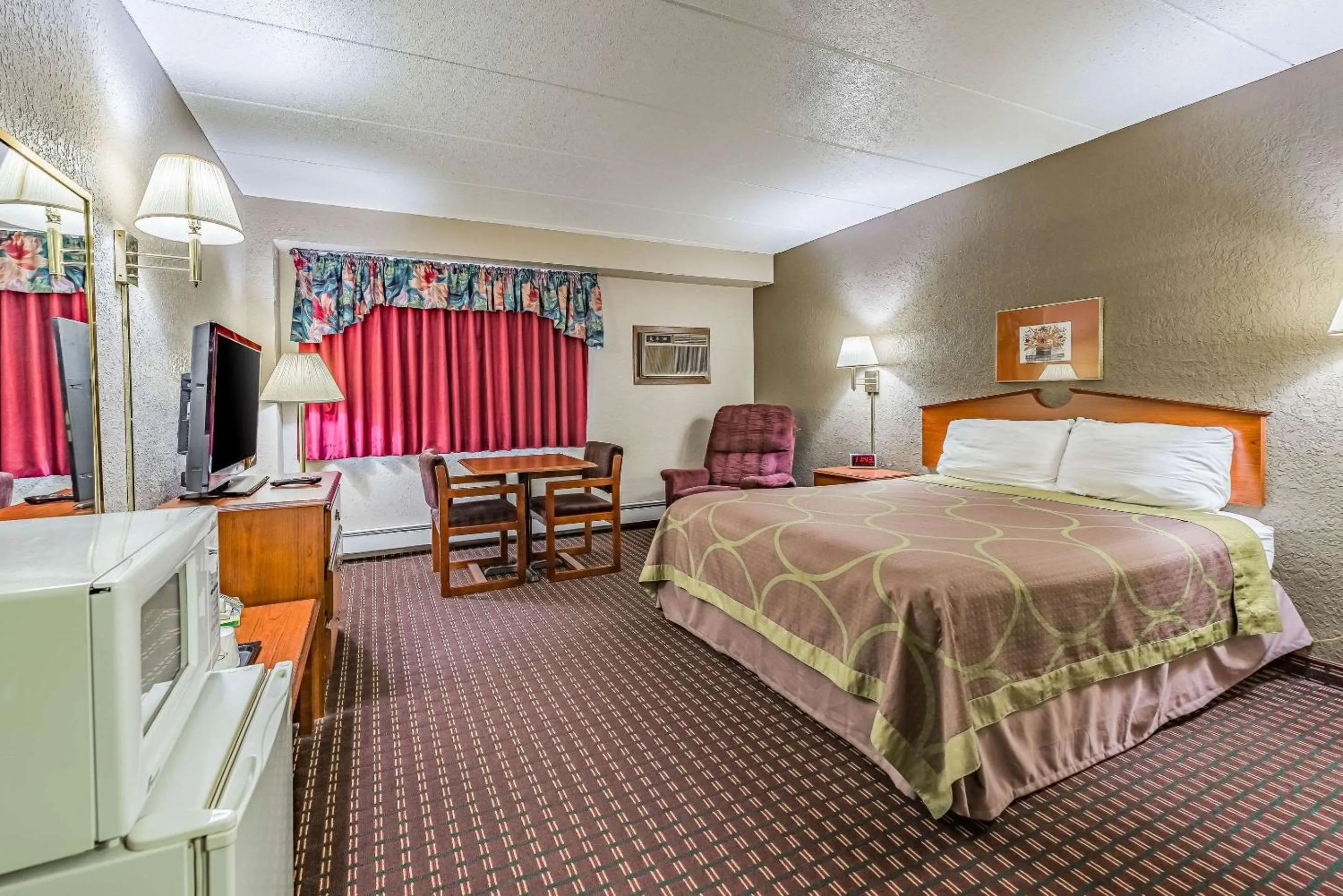 Queen Room - Non-Smoking in Rodeway Inn Saint Joseph
