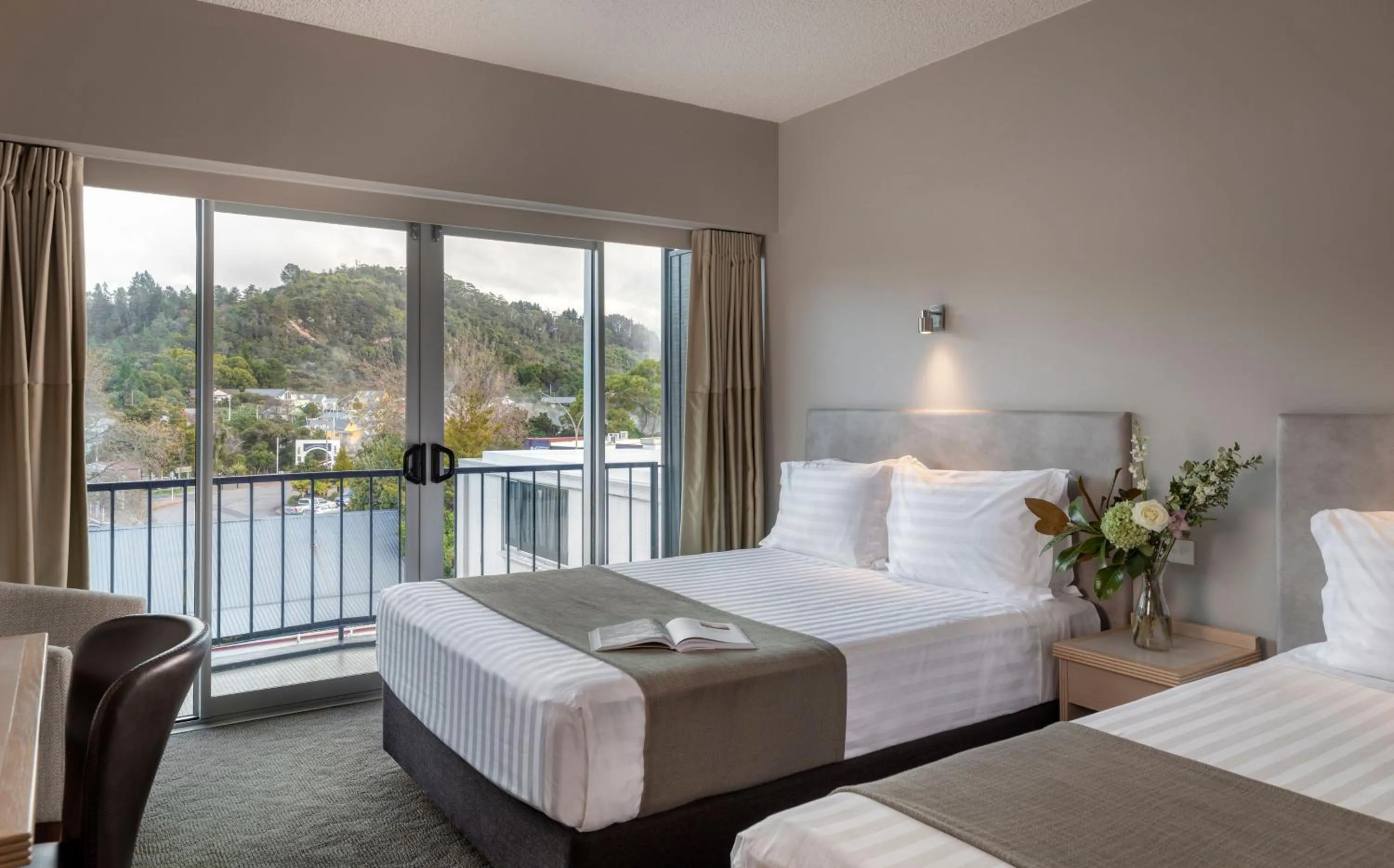 Superior Queen Single Room in Rydges Rotorua