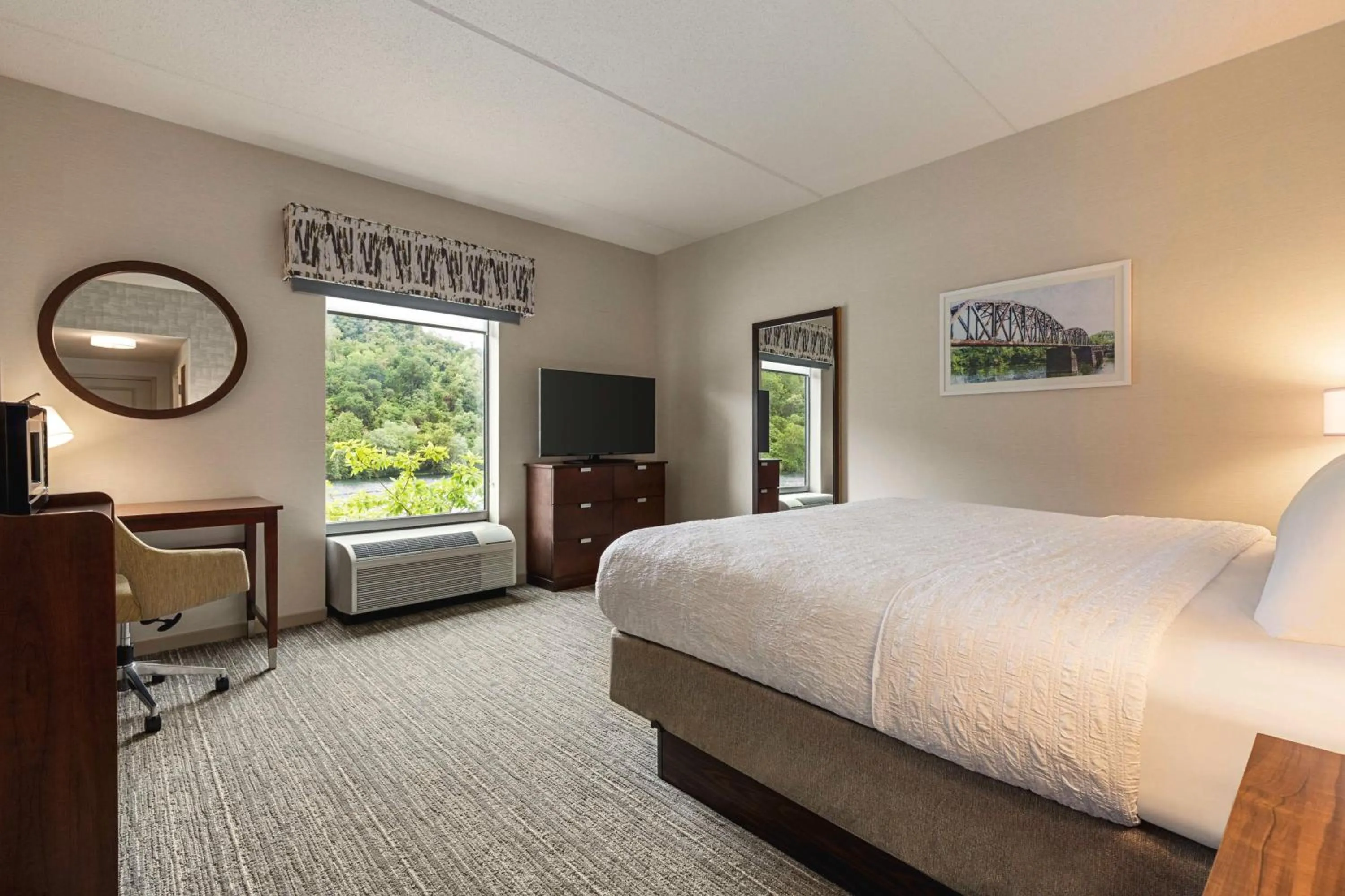 King Room with Accessible Tub - Mobility and Hearing Access/Non-Smoking in Hampton Inn & Suites Pittsburgh Waterfront West Homestead