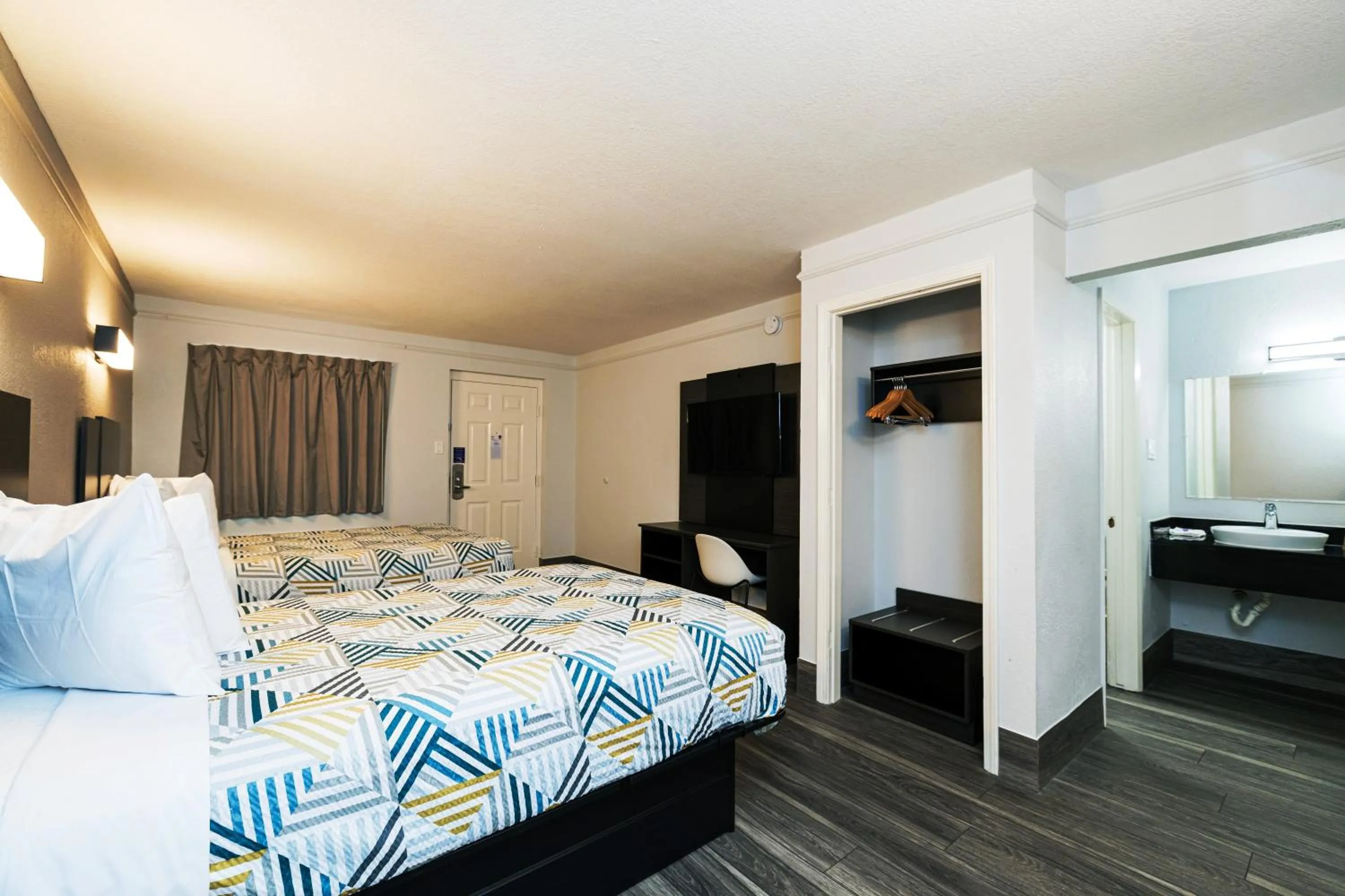 Quadruple Room in Motel 6-Baytown, TX - Garth Rd