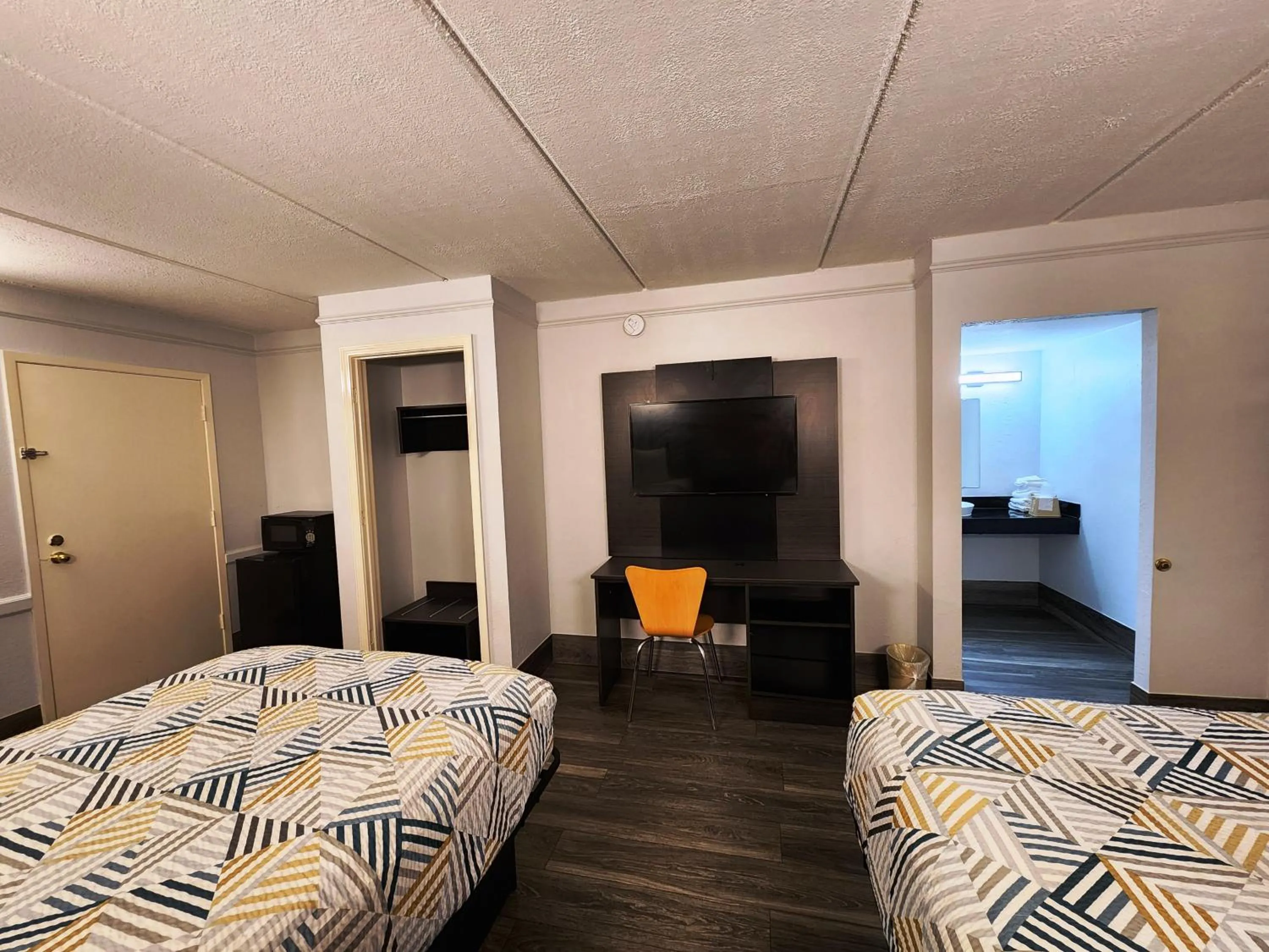 Deluxe Quadruple Room in Motel 6-Baytown, TX - Garth Rd