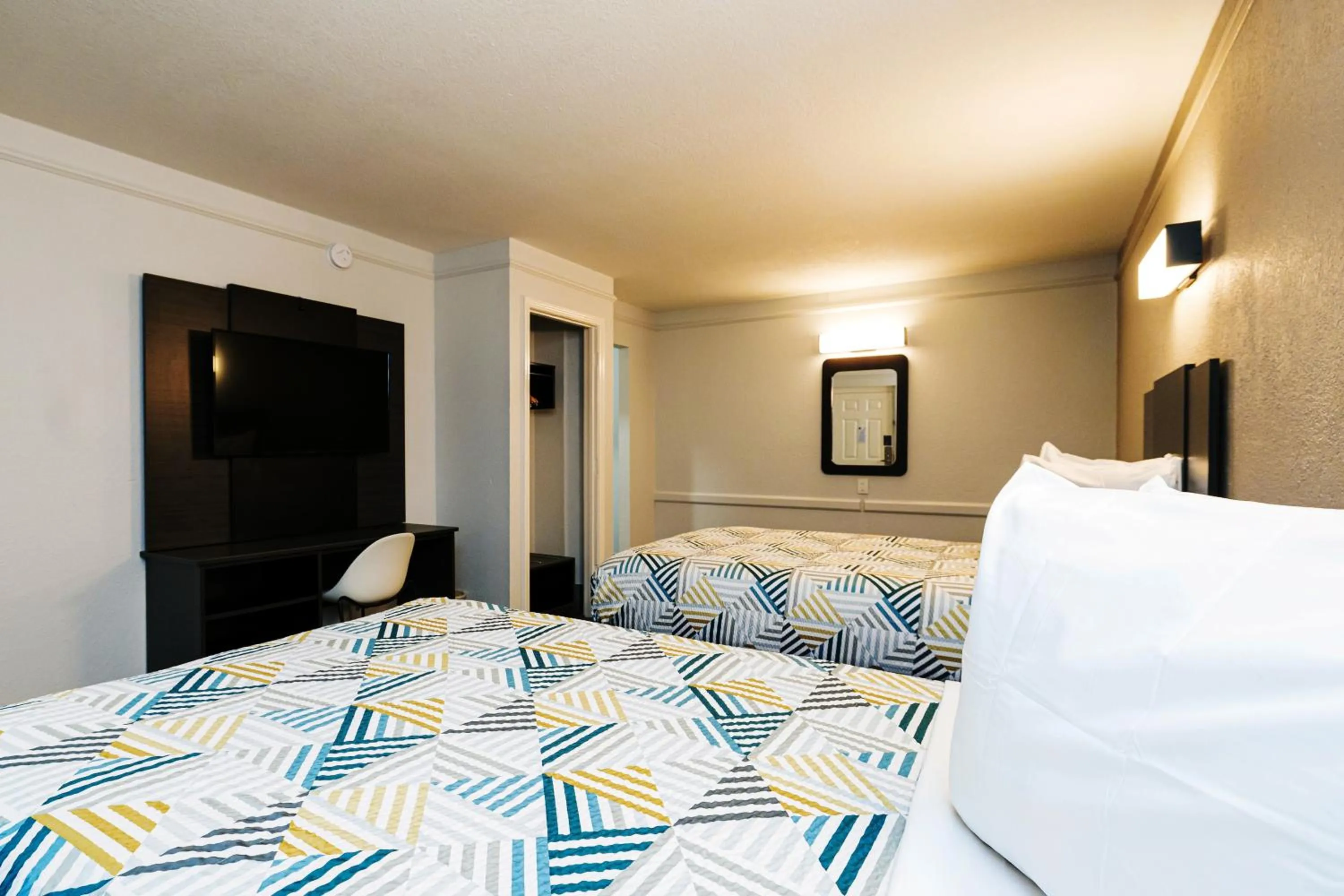 Deluxe Quadruple Room - Smoking in Motel 6-Baytown, TX - Garth Rd