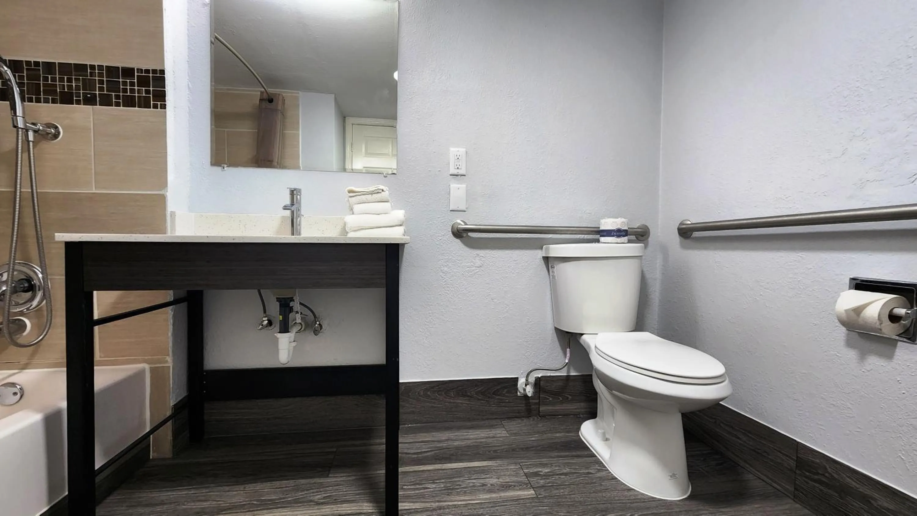 Quadruple Room - Disability Access - Smoking in Motel 6-Baytown, TX - Garth Rd