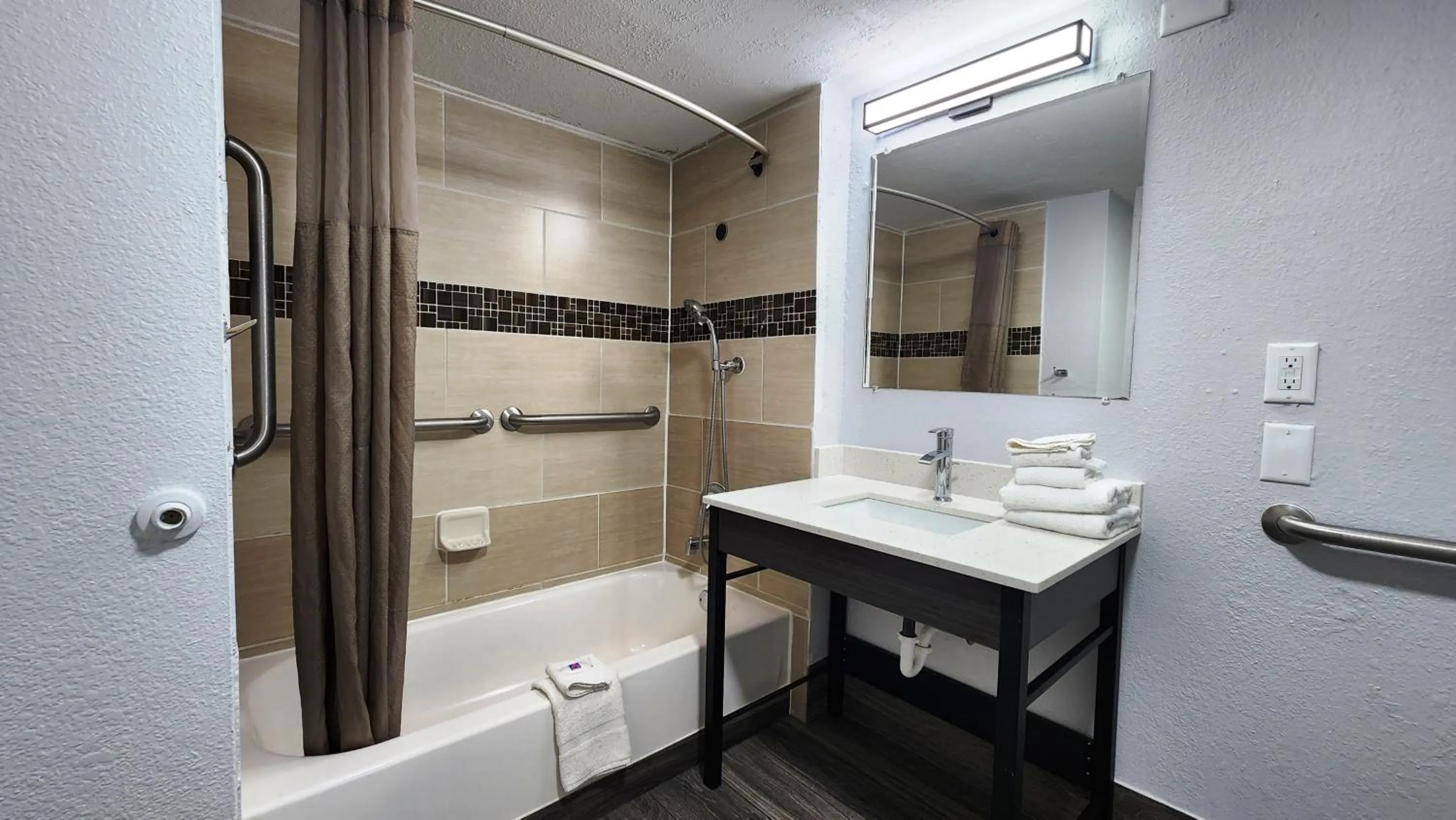 King Room with Roll-In Shower - Disability Access in Motel 6-Baytown, TX - Garth Rd