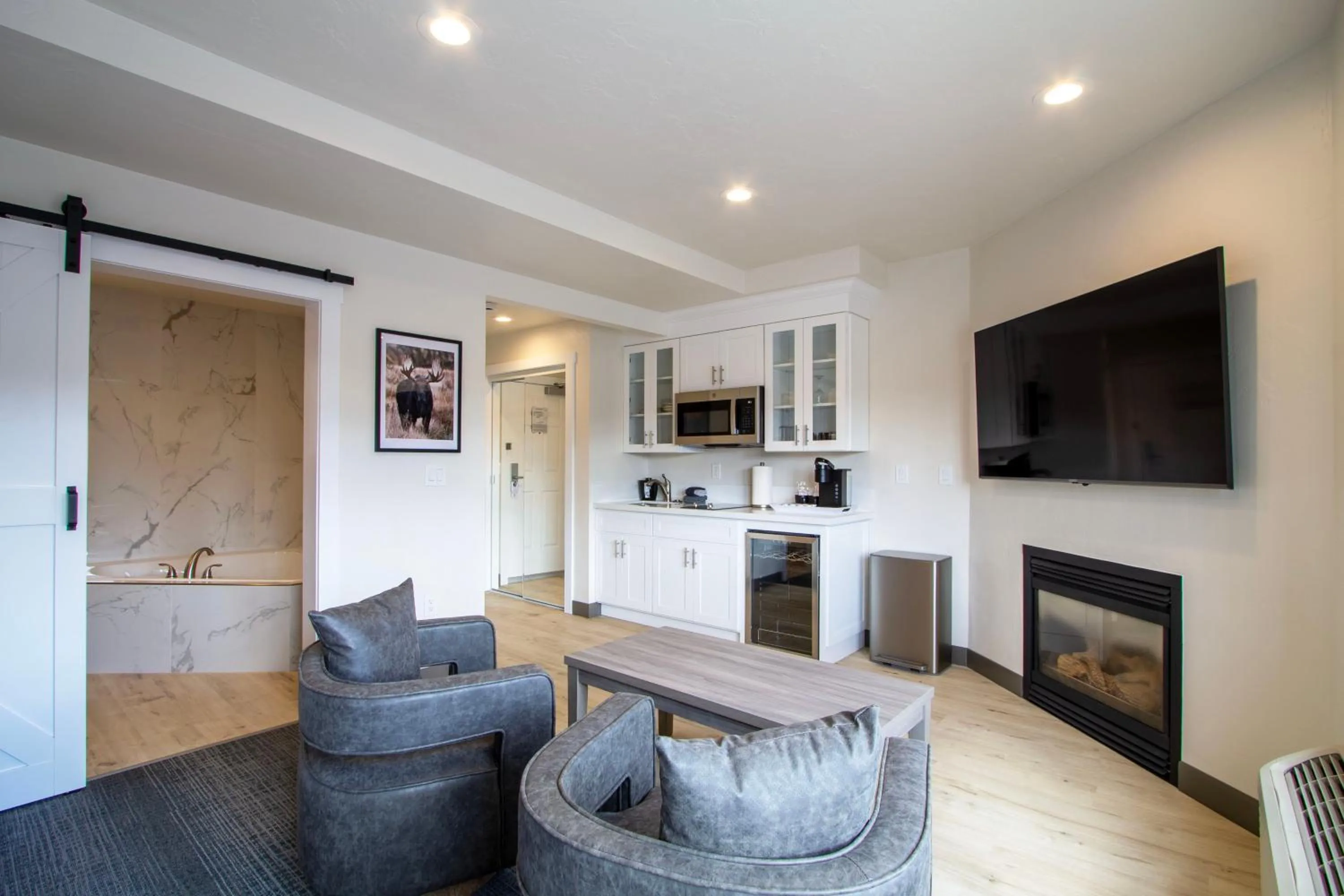 Suite with Hot Tub in Cedar Street Hotel & Suites