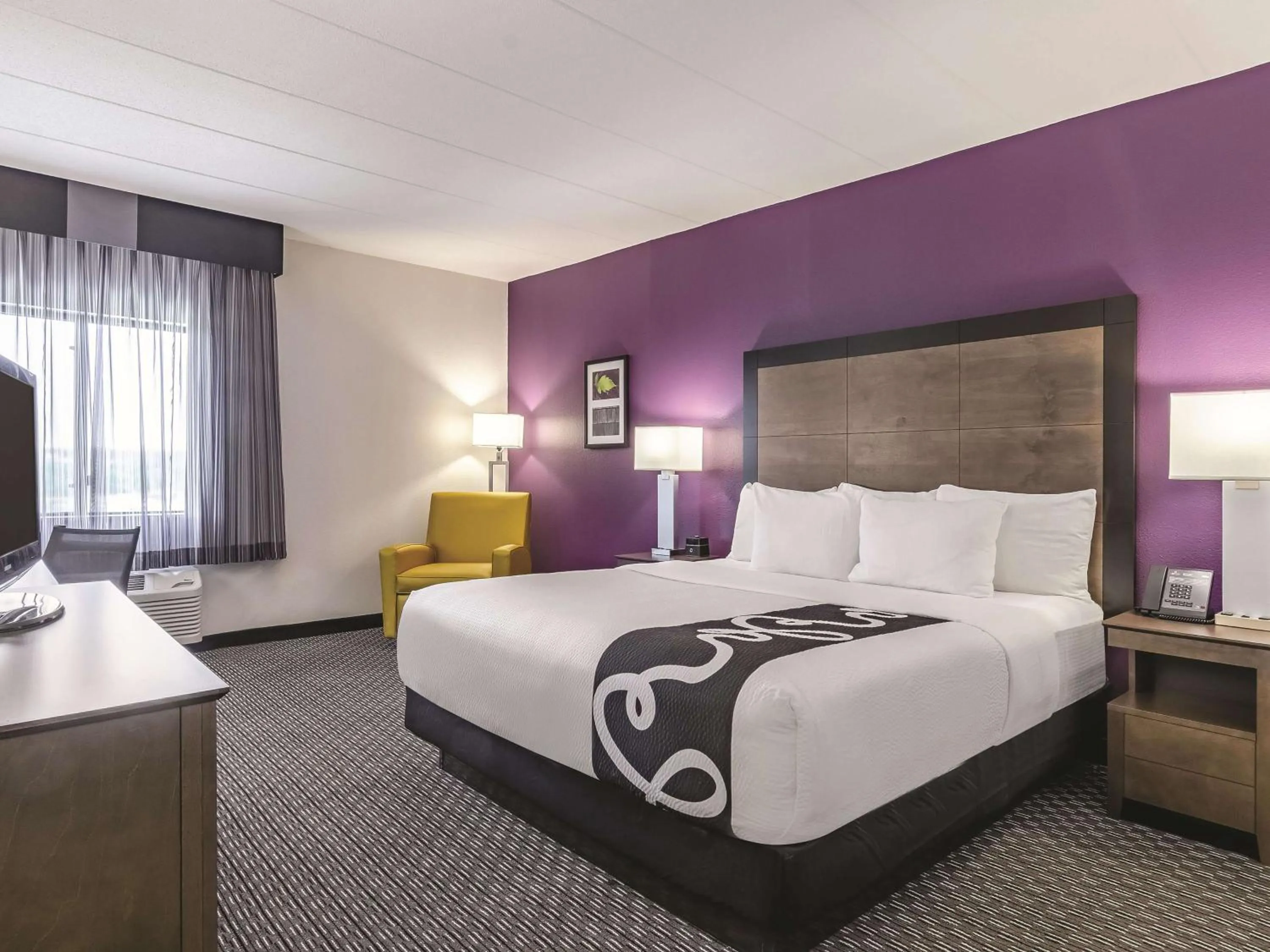 Deluxe King Room in La Quinta by Wyndham Warwick Providence Airport
