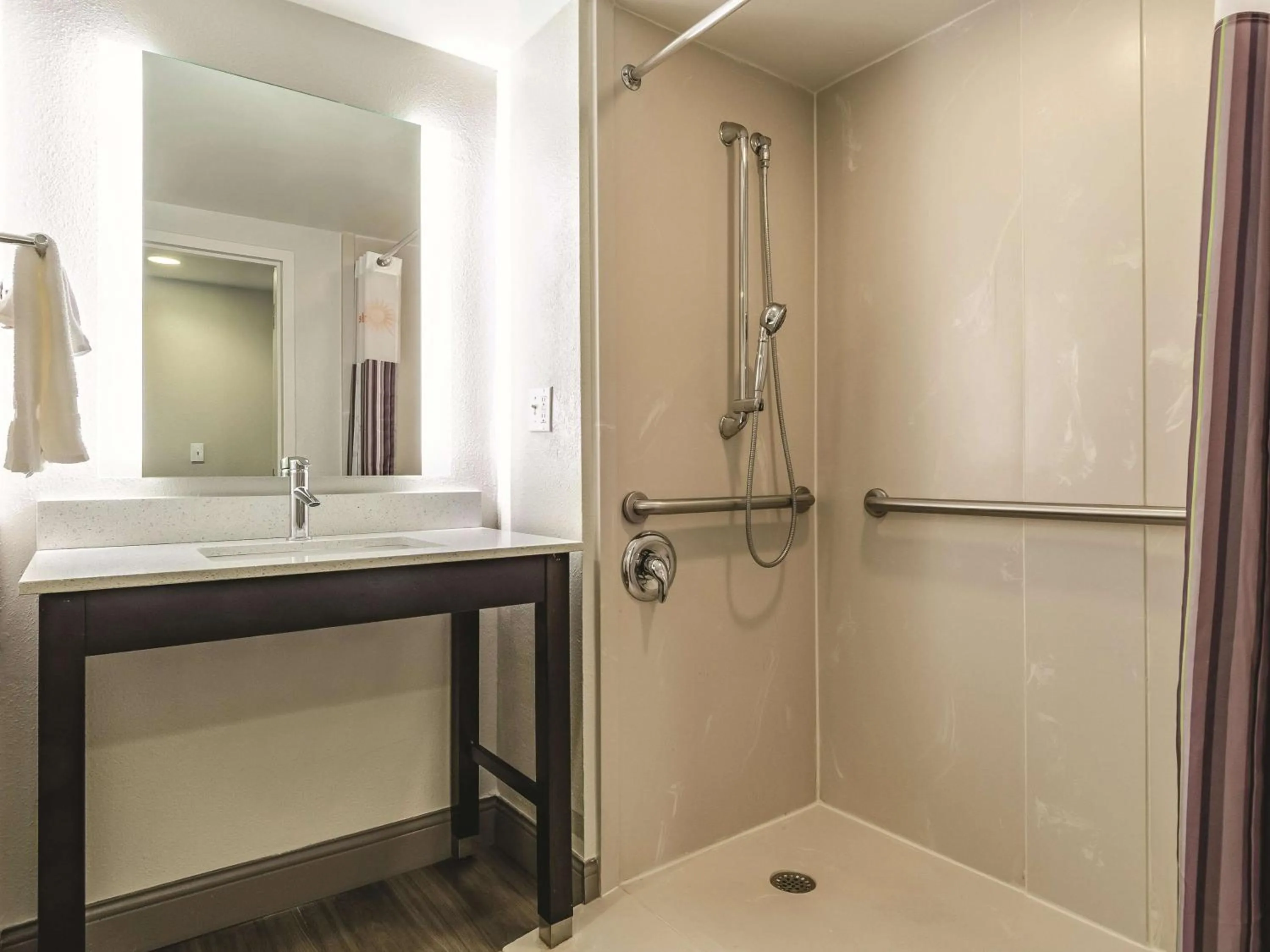 Queen Room - Disability Access in La Quinta by Wyndham Warwick Providence Airport