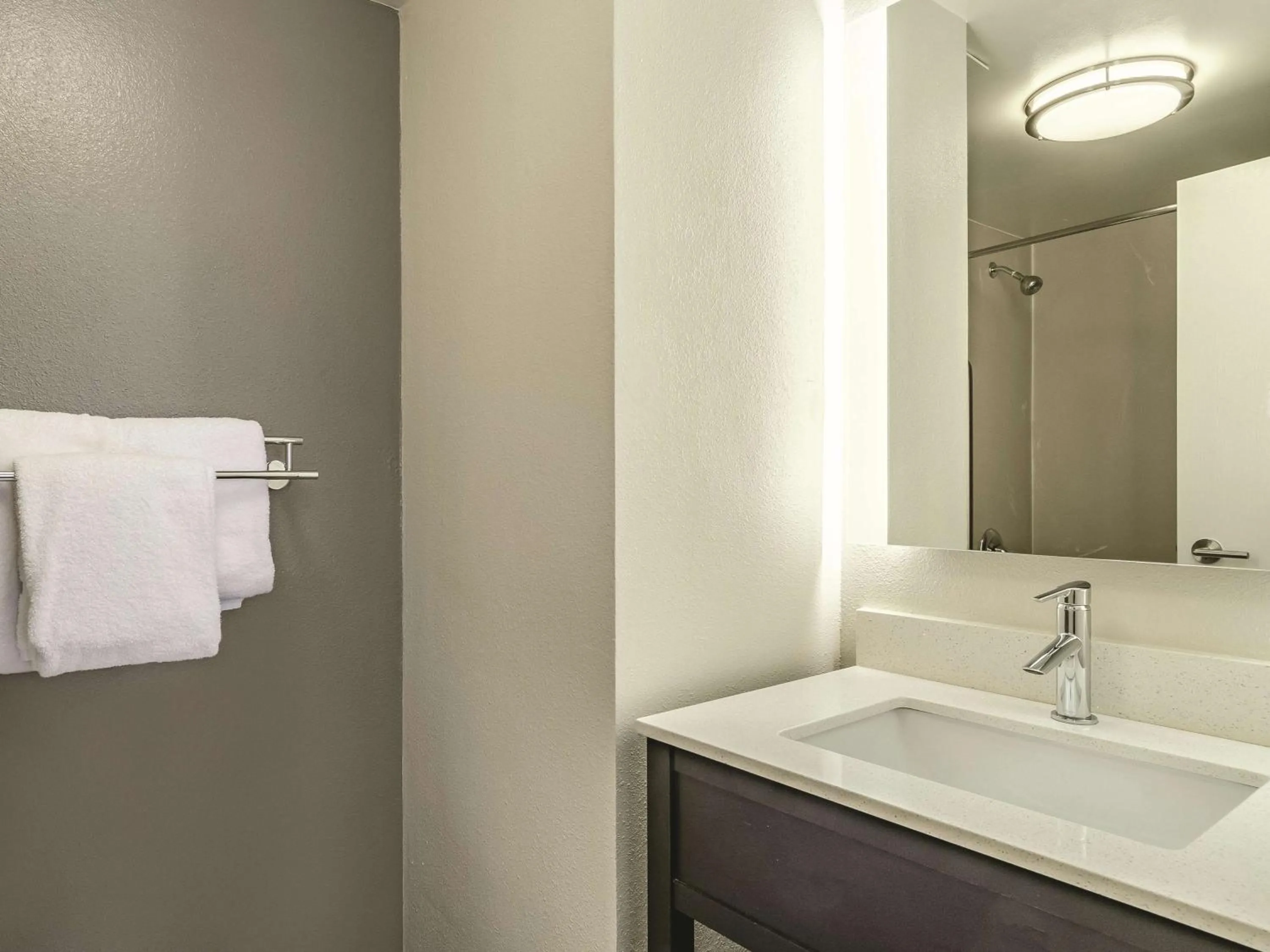 Queen Room in La Quinta by Wyndham Warwick Providence Airport