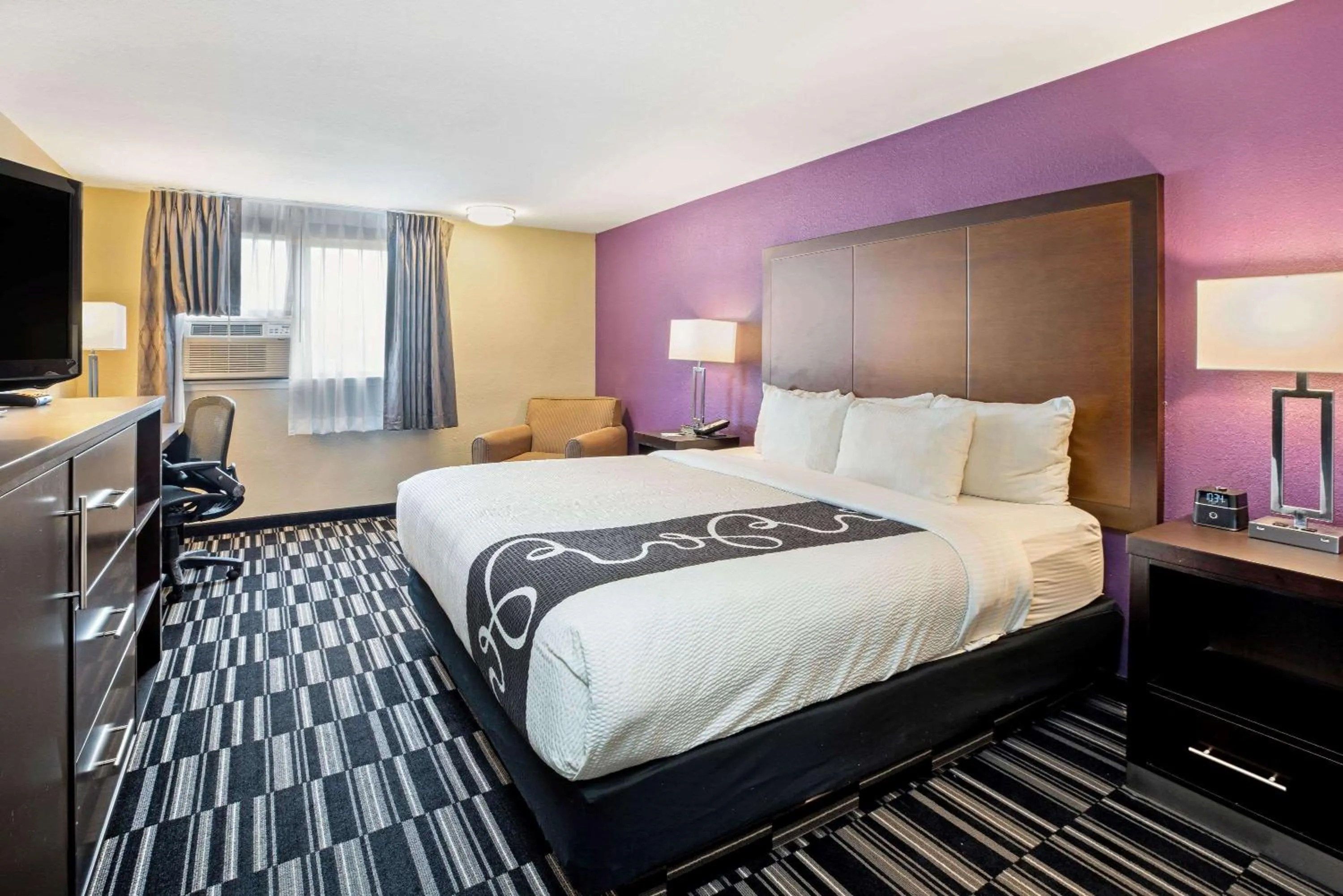 King Room with Bath Tub - Mobility Accessible/Non-Smoking in La Quinta Inn by Wyndham Caldwell