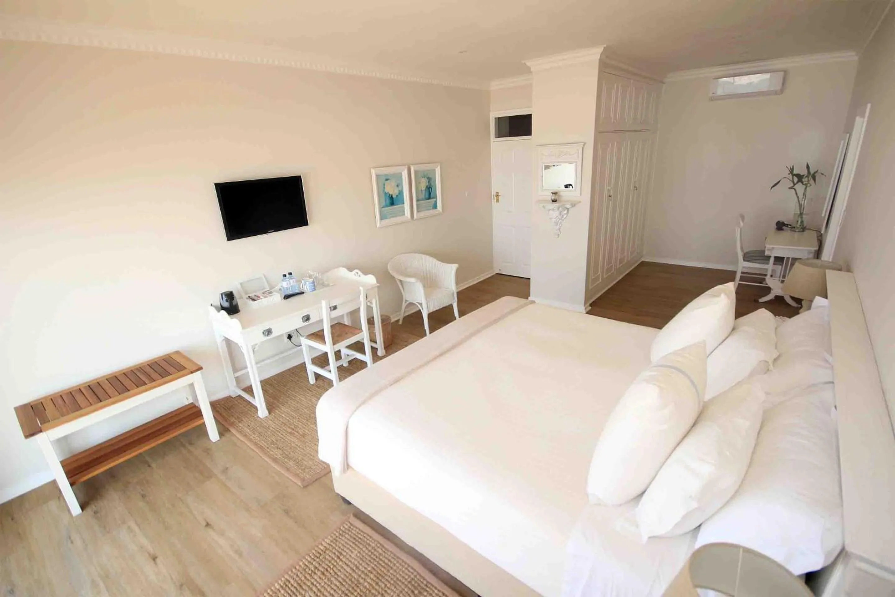 Deluxe Double or Twin Room with Sea View in Fairlight Beach House
